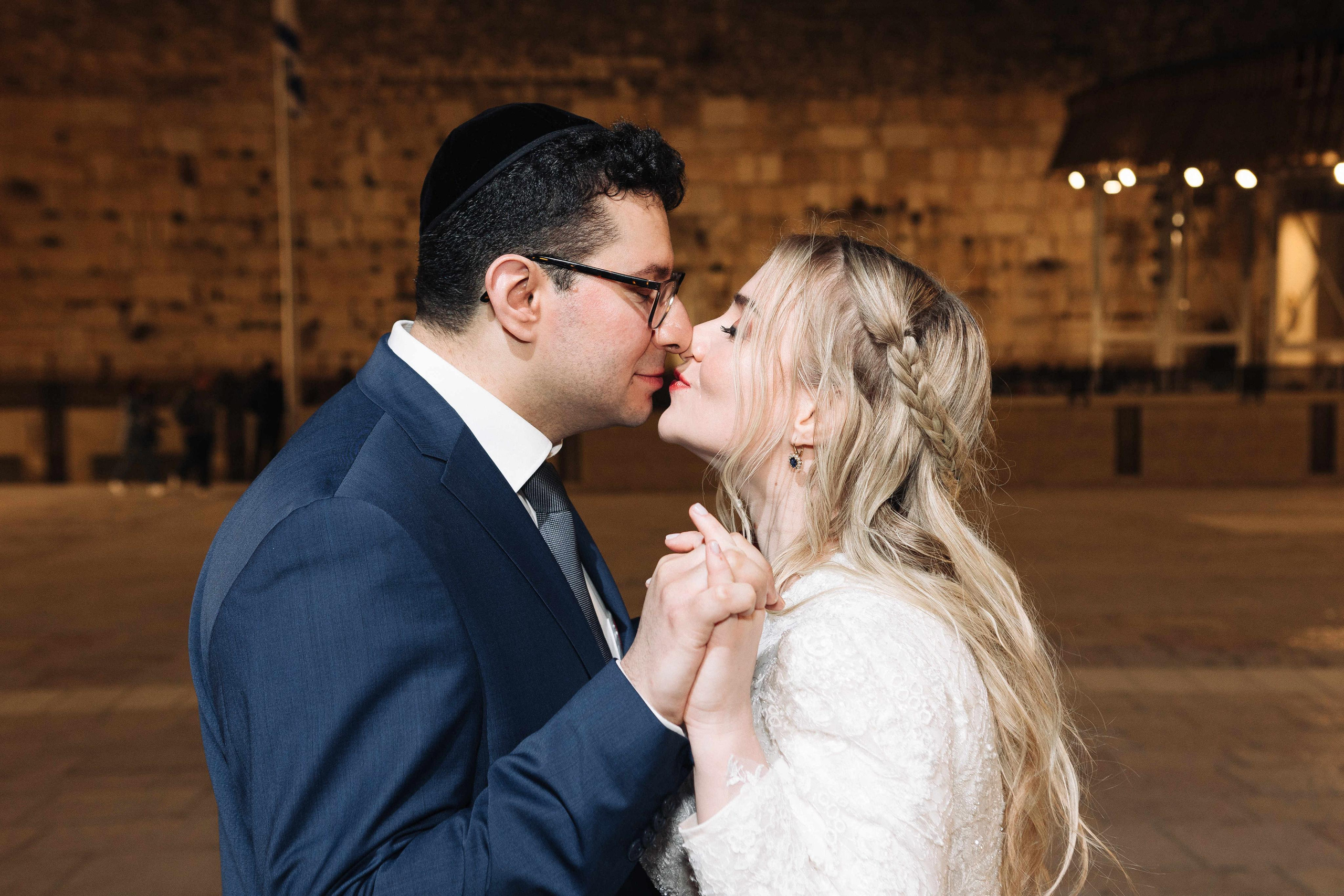 SMALL WEDDING IN THE OLD TOWN. PHOTOGRAPHER IN ISRAEL