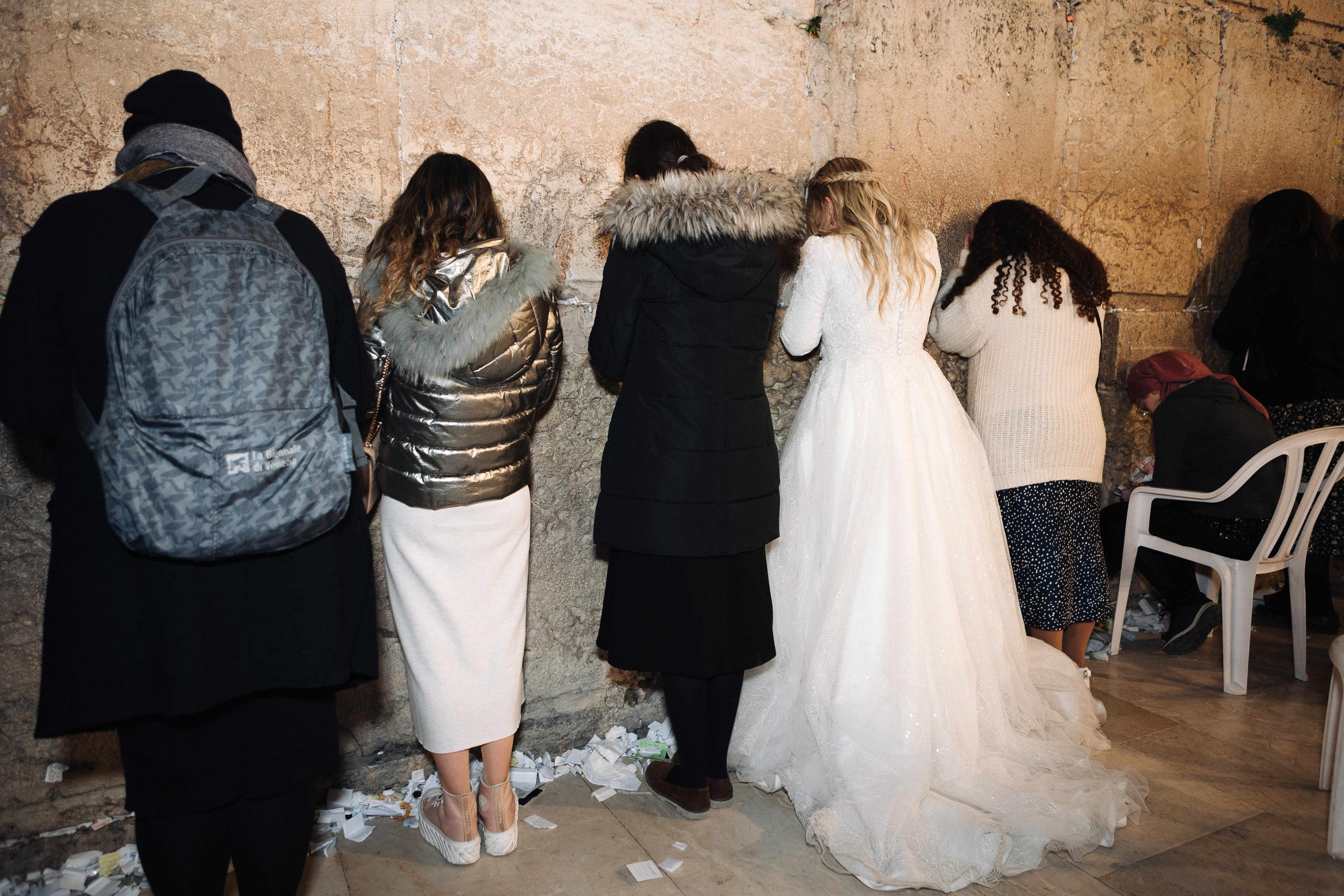 SMALL WEDDING IN THE OLD TOWN. PHOTOGRAPHER IN ISRAEL