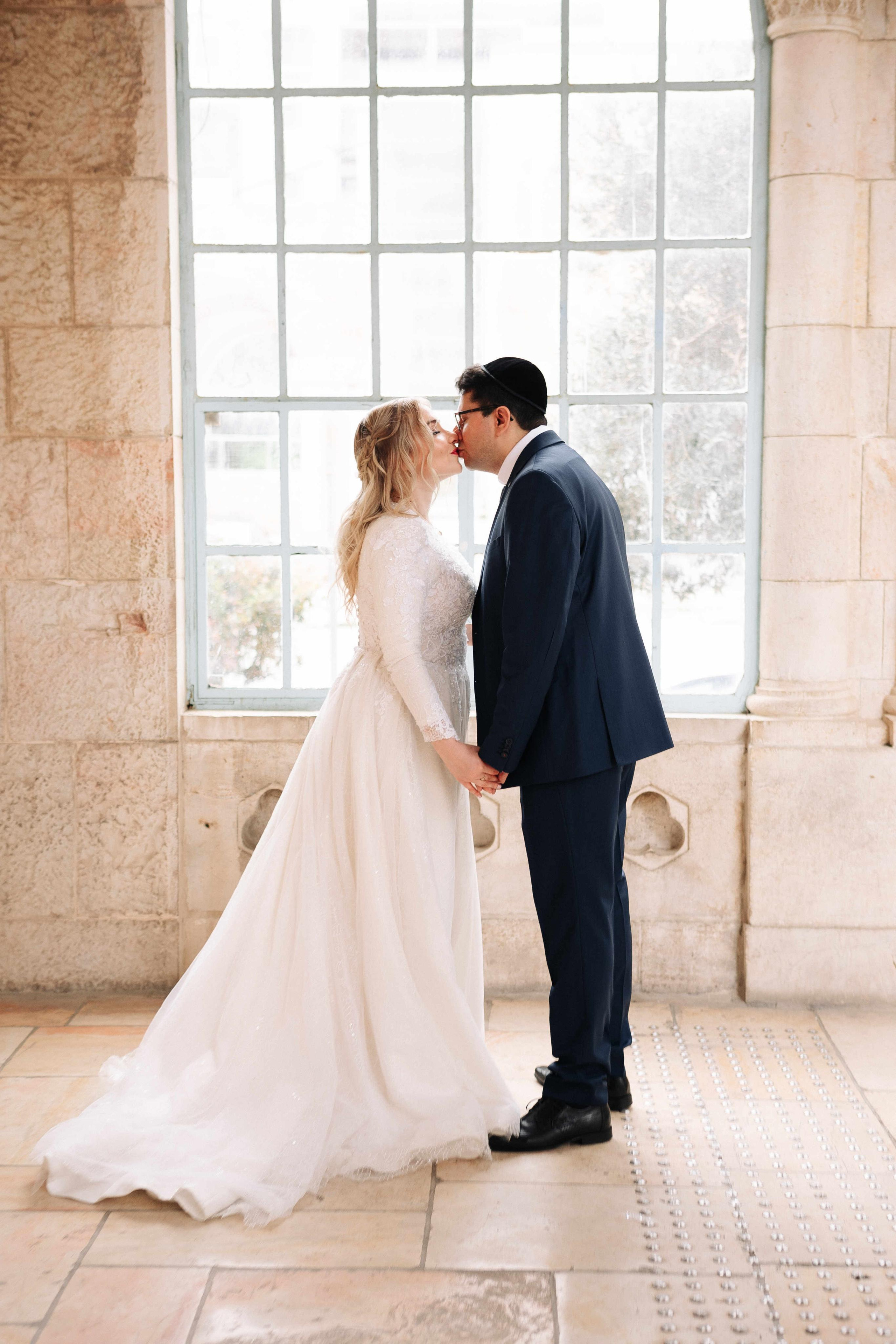 SMALL WEDDING IN THE OLD TOWN. PHOTOGRAPHER IN ISRAEL