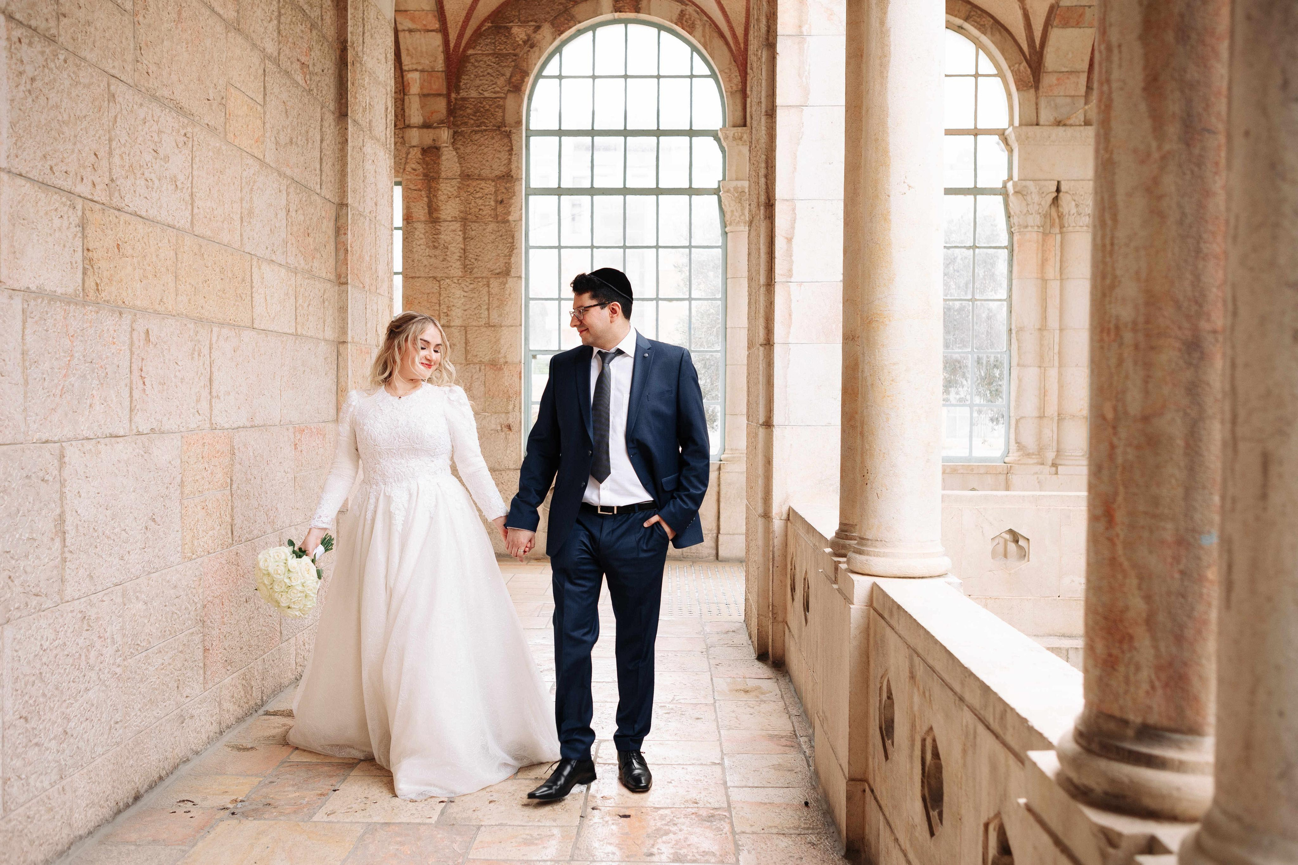 SMALL WEDDING IN THE OLD TOWN. PHOTOGRAPHER IN ISRAEL