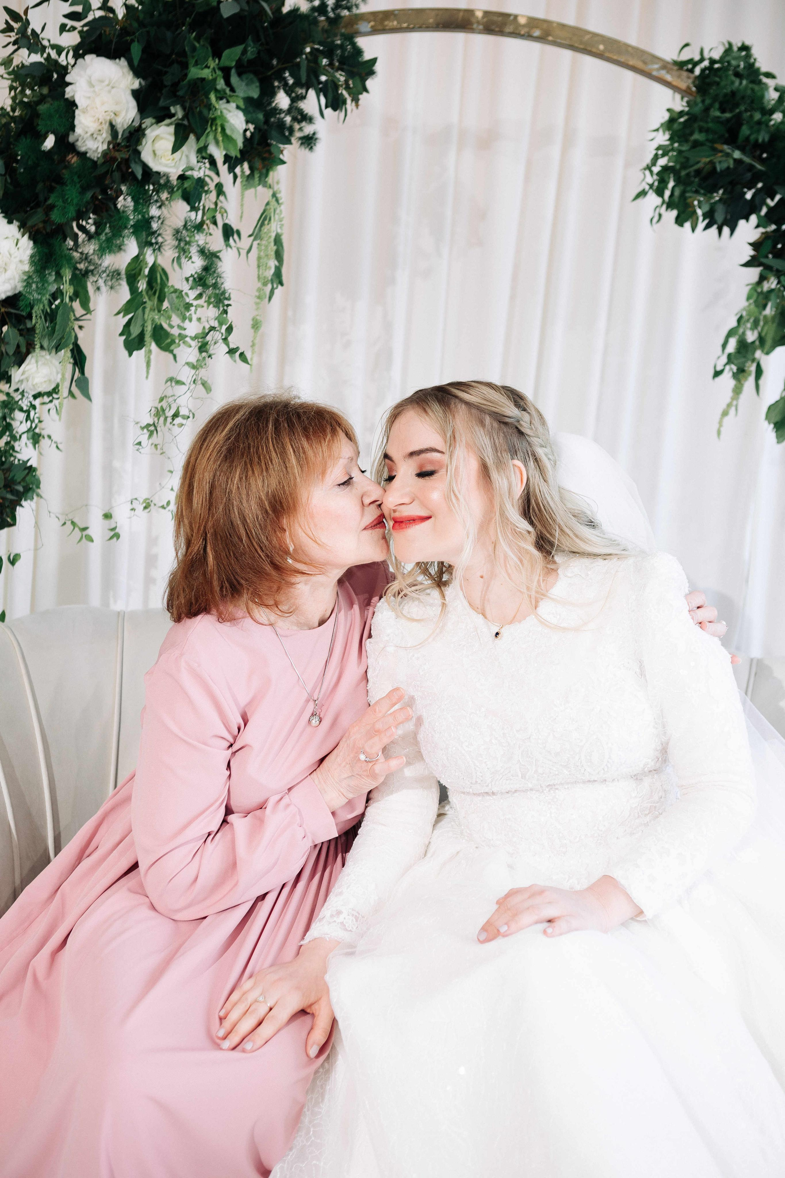 SMALL WEDDING IN THE OLD TOWN. PHOTOGRAPHER IN ISRAEL