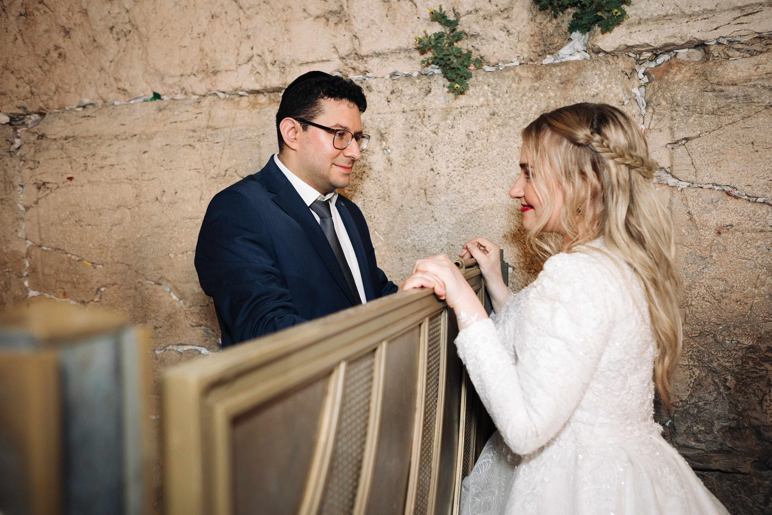 SMALL WEDDING IN THE OLD TOWN. PHOTOGRAPHER IN ISRAEL