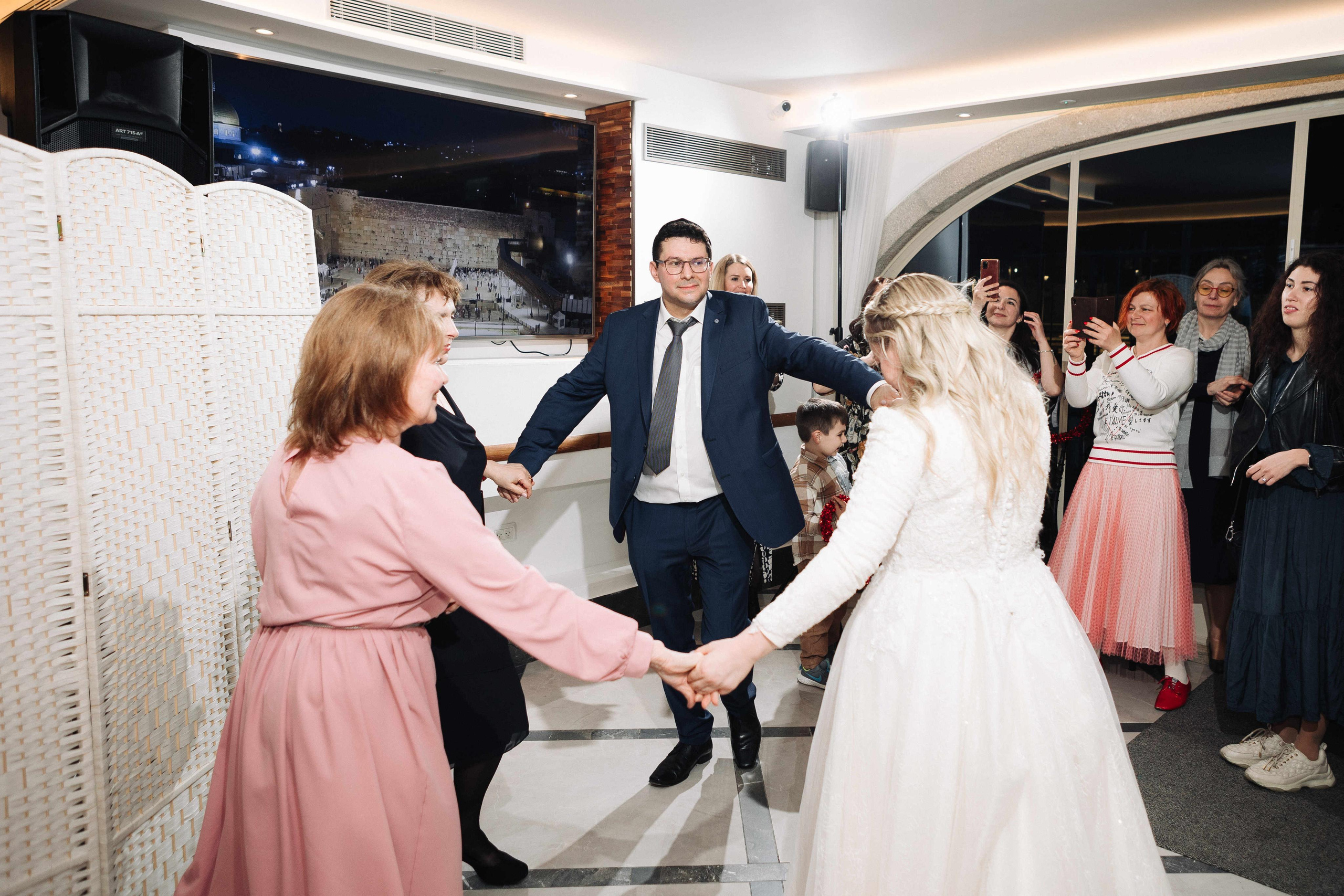 SMALL WEDDING IN THE OLD TOWN. PHOTOGRAPHER IN ISRAEL
