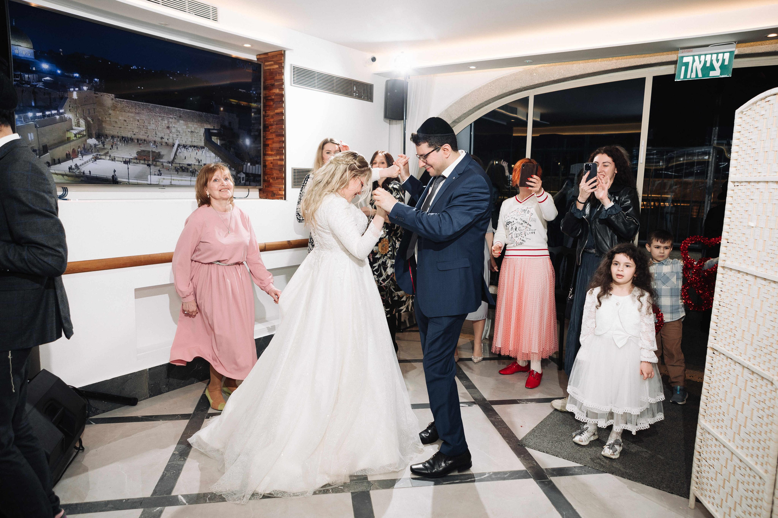 SMALL WEDDING IN THE OLD TOWN. PHOTOGRAPHER IN ISRAEL