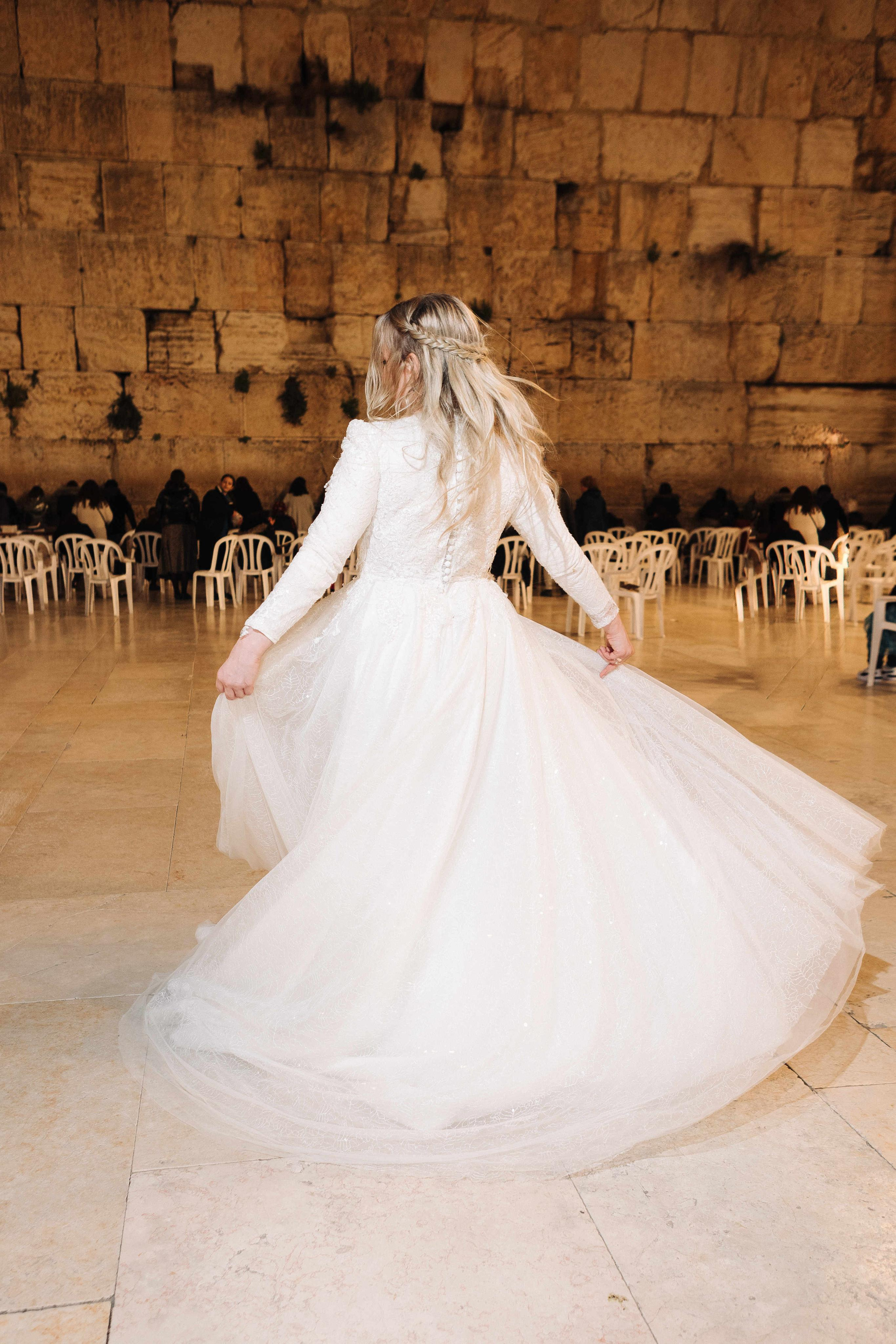SMALL WEDDING IN THE OLD TOWN. PHOTOGRAPHER IN ISRAEL
