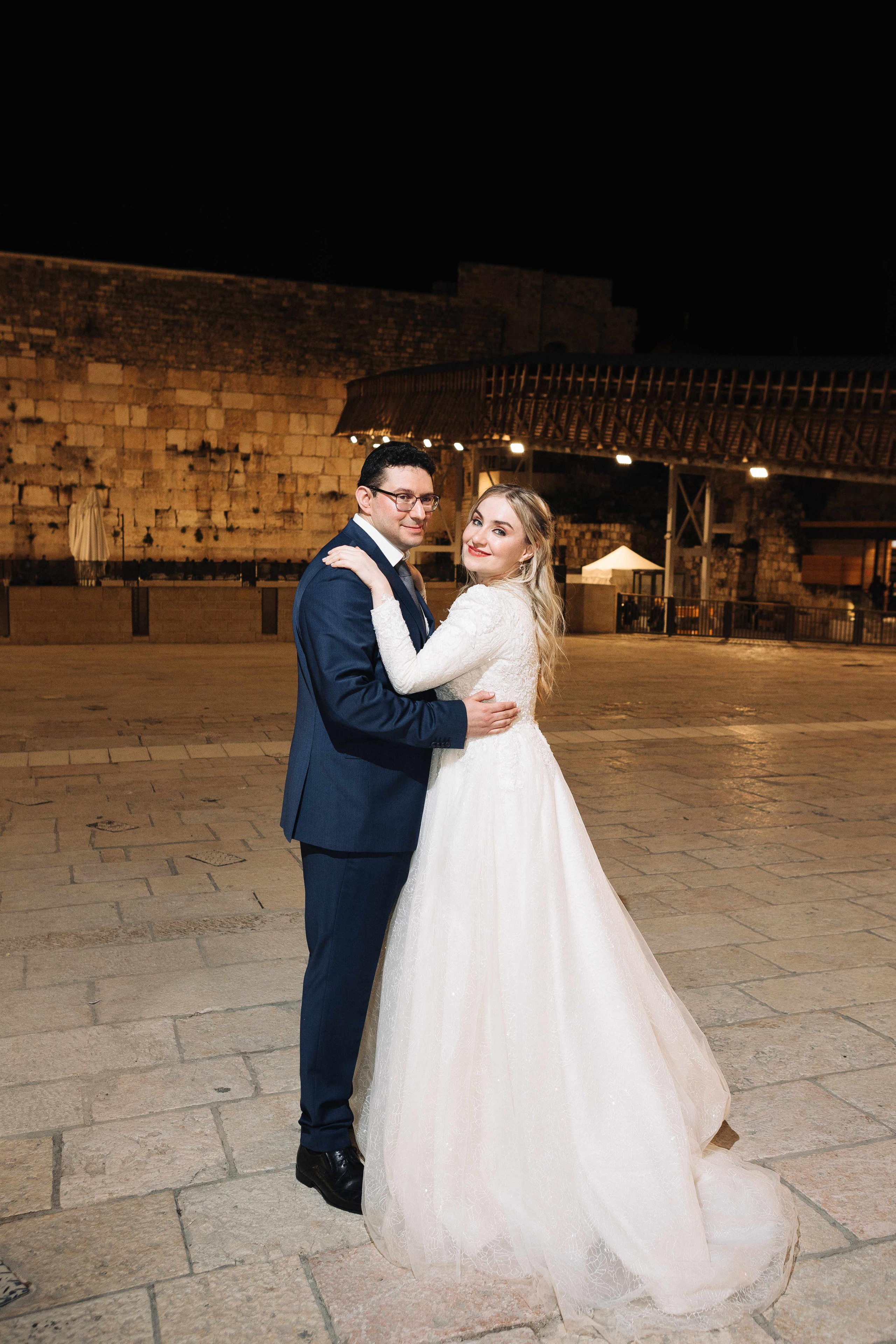 SMALL WEDDING IN THE OLD TOWN. PHOTOGRAPHER IN ISRAEL