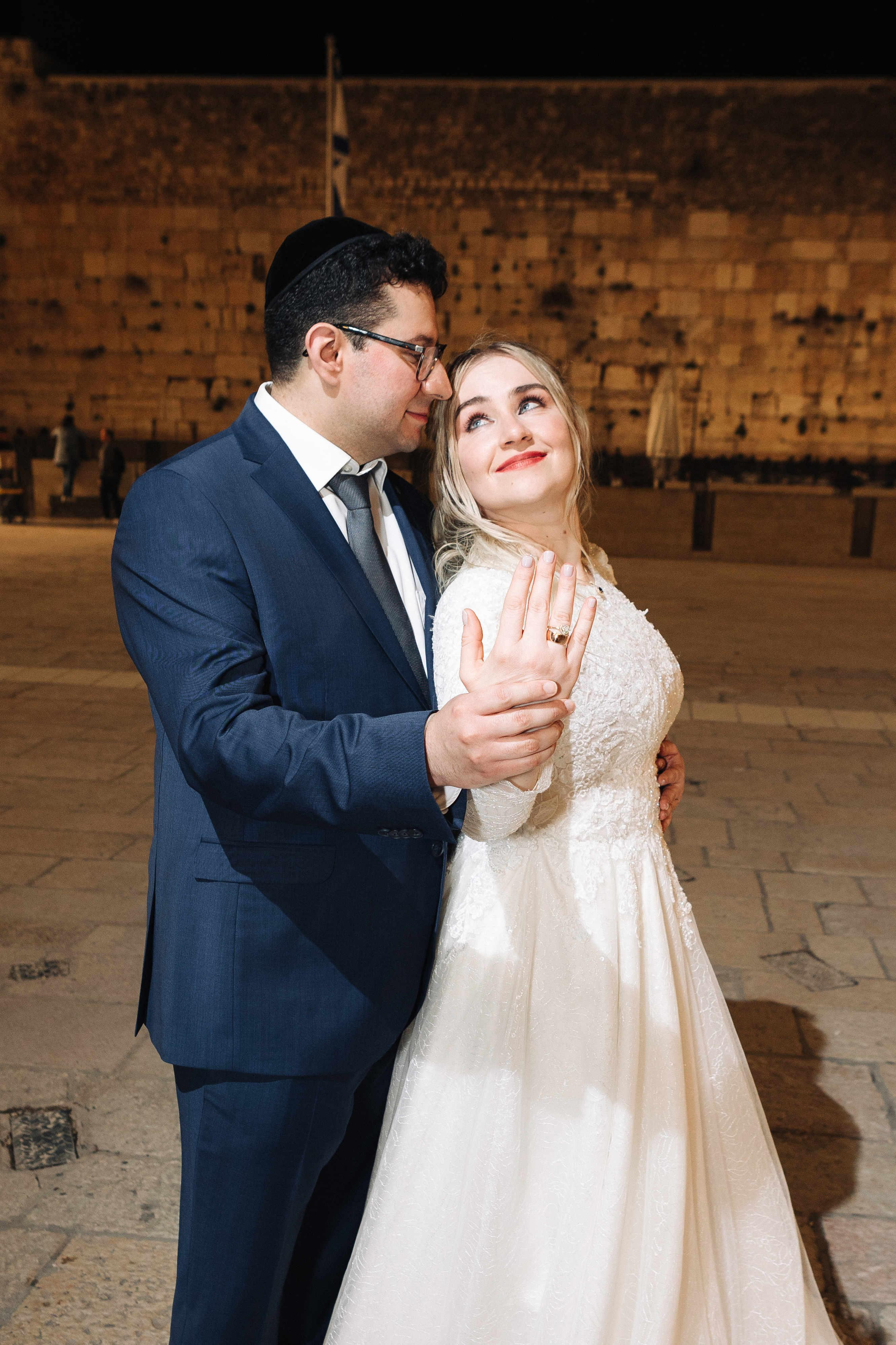 SMALL WEDDING IN THE OLD TOWN. PHOTOGRAPHER IN ISRAEL