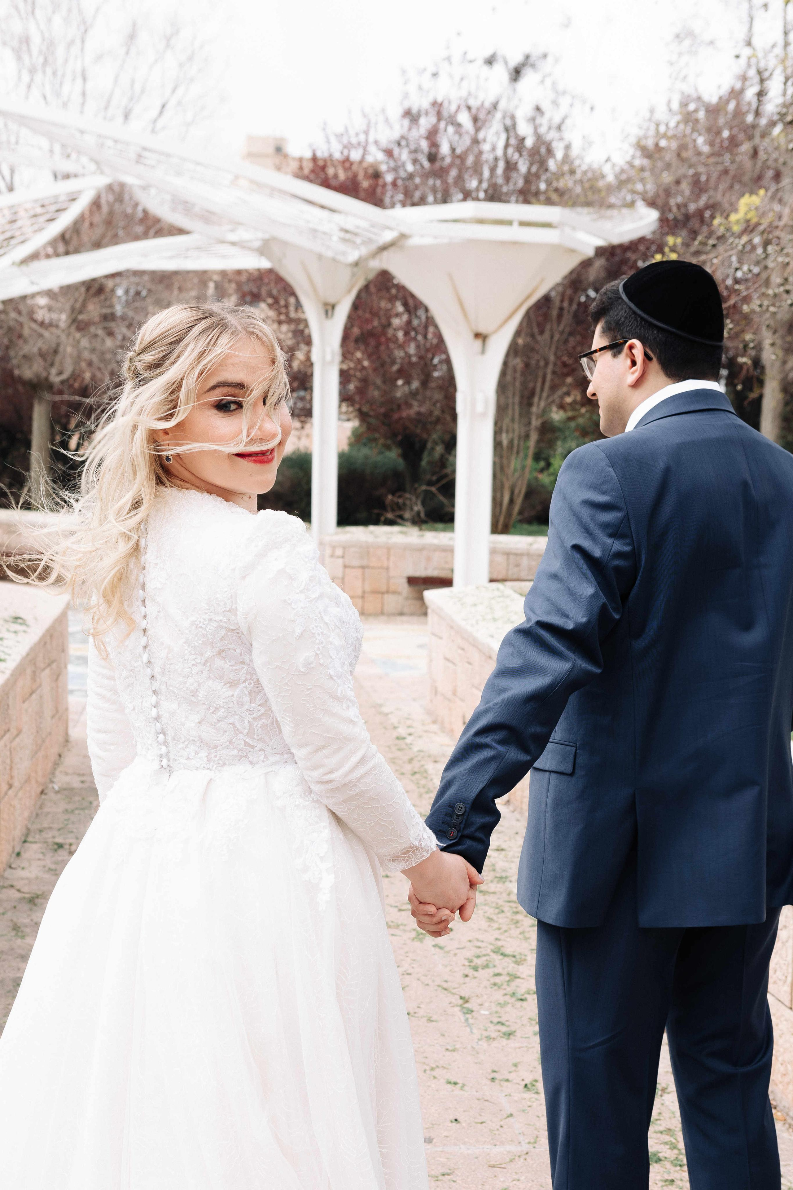 SMALL WEDDING IN THE OLD TOWN. PHOTOGRAPHER IN ISRAEL