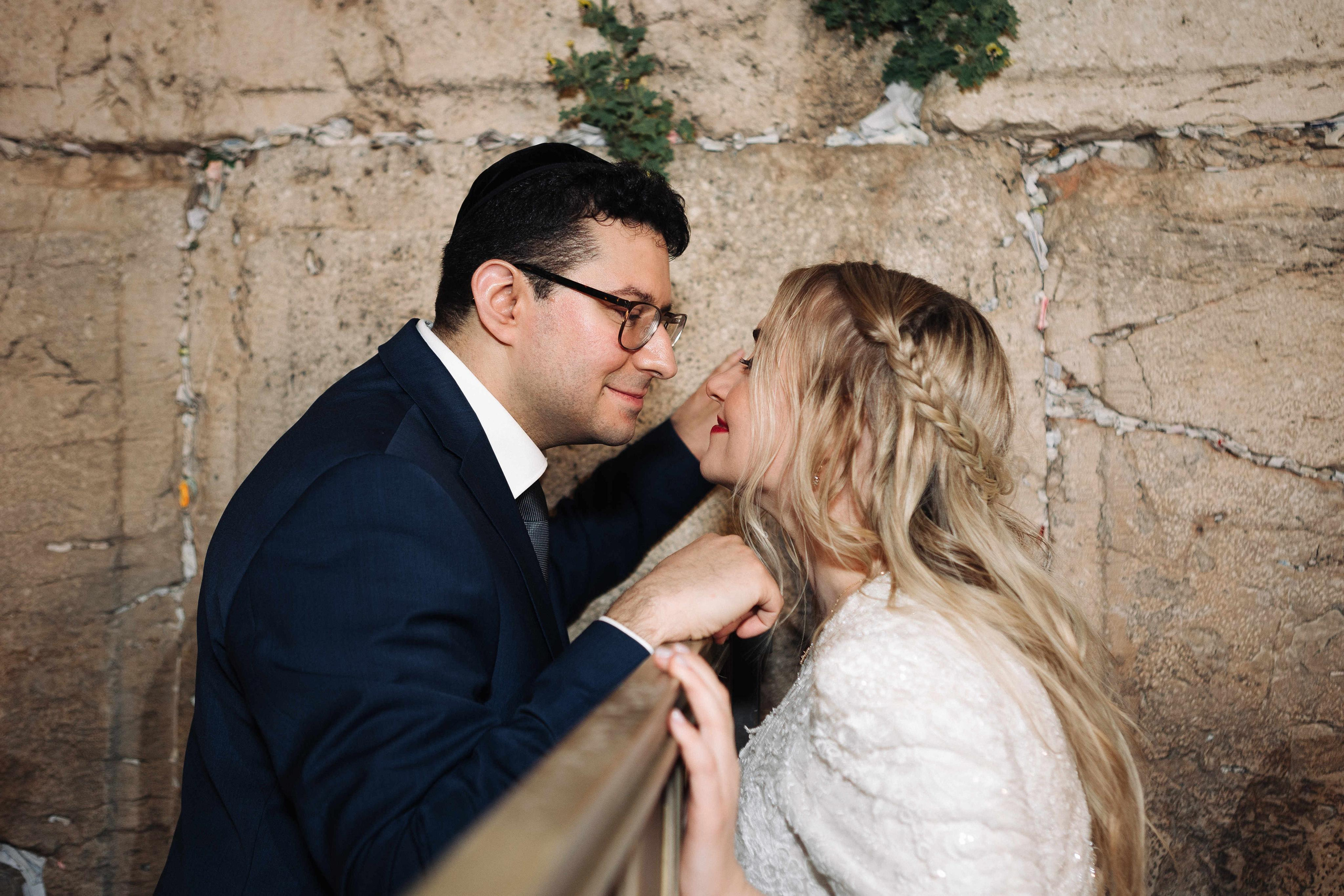 SMALL WEDDING IN THE OLD TOWN. PHOTOGRAPHER IN ISRAEL