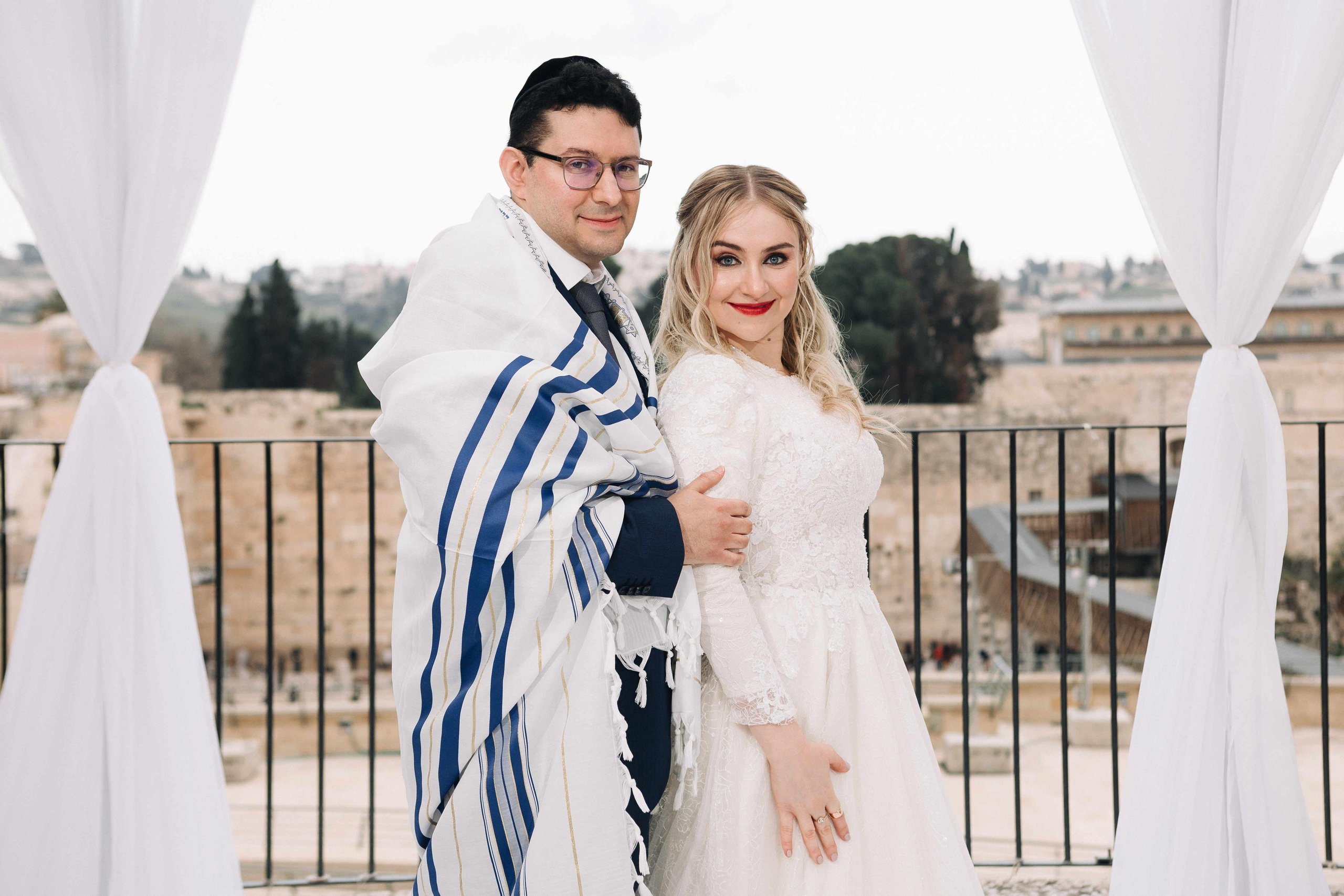 SMALL WEDDING IN THE OLD TOWN. PHOTOGRAPHER IN ISRAEL