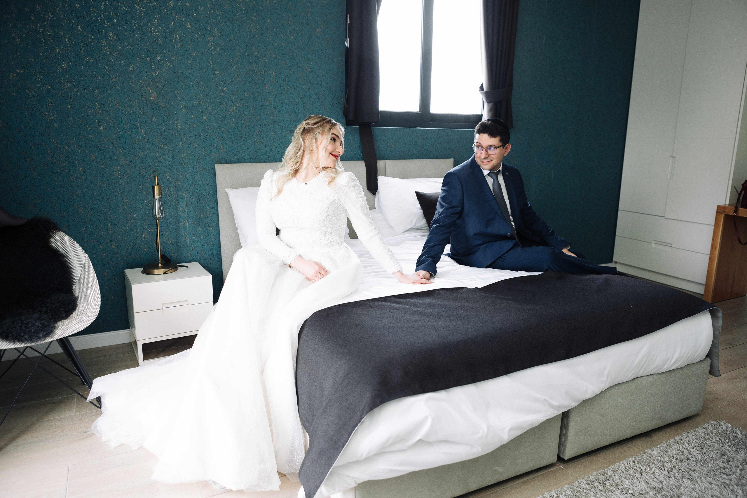 SMALL WEDDING IN THE OLD TOWN. PHOTOGRAPHER IN ISRAEL