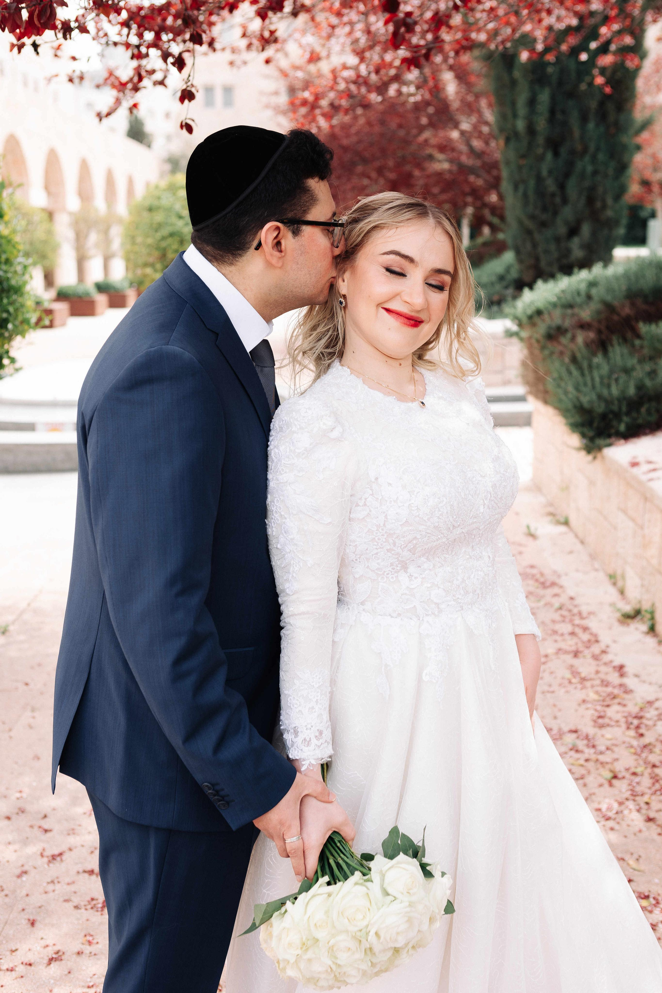 SMALL WEDDING IN THE OLD TOWN. PHOTOGRAPHER IN ISRAEL
