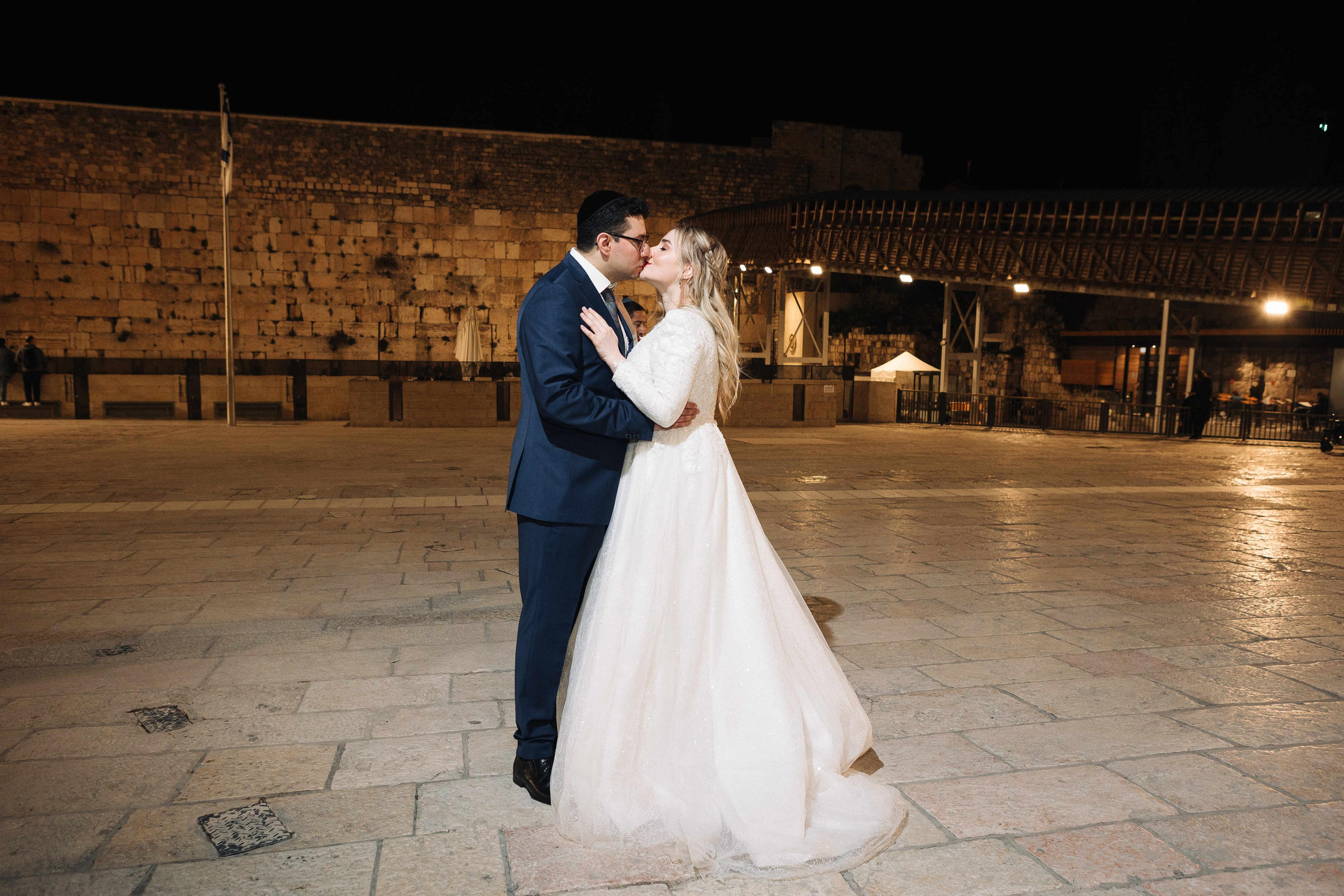 SMALL WEDDING IN THE OLD TOWN. PHOTOGRAPHER IN ISRAEL