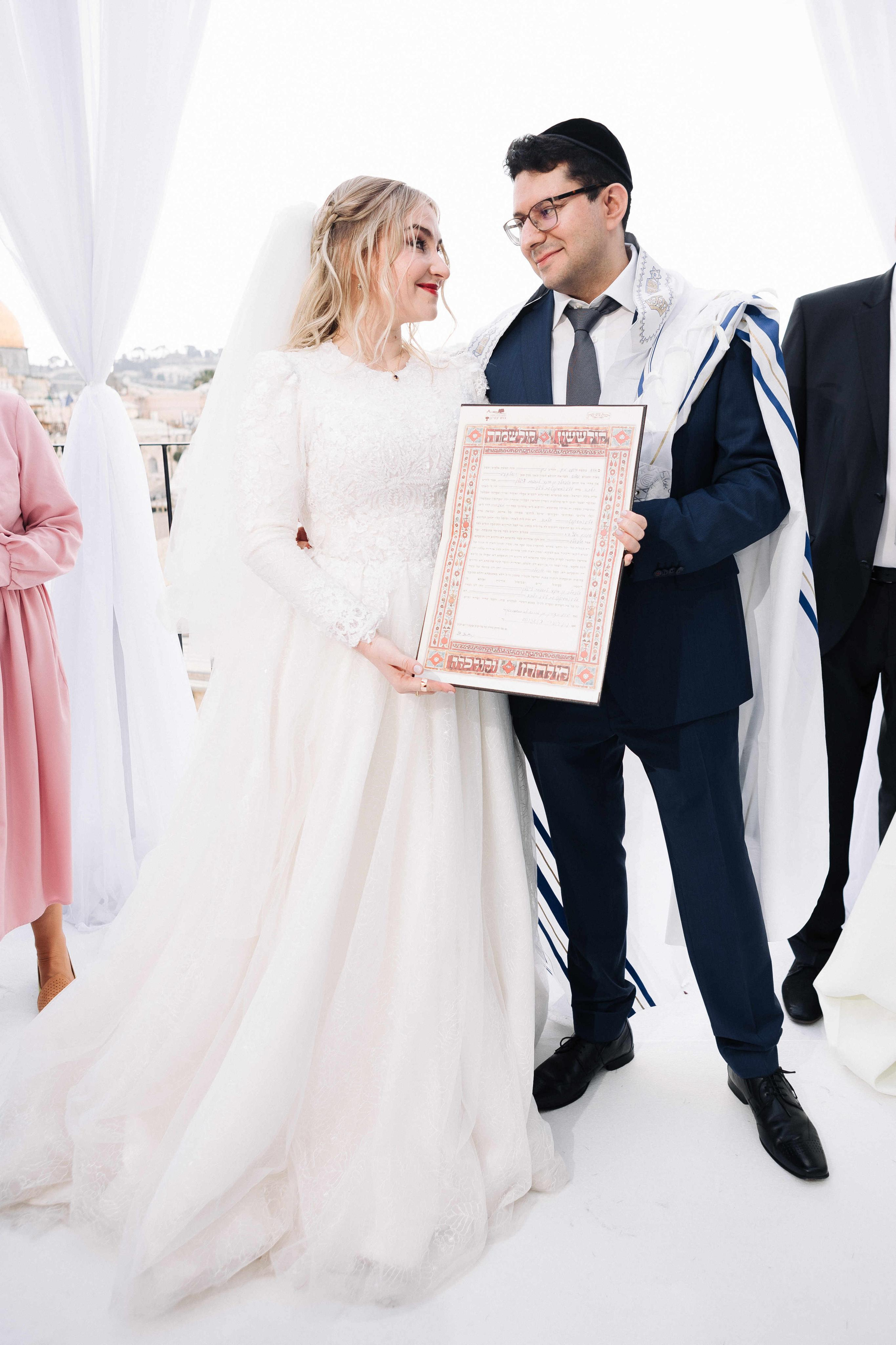 SMALL WEDDING IN THE OLD TOWN. PHOTOGRAPHER IN ISRAEL