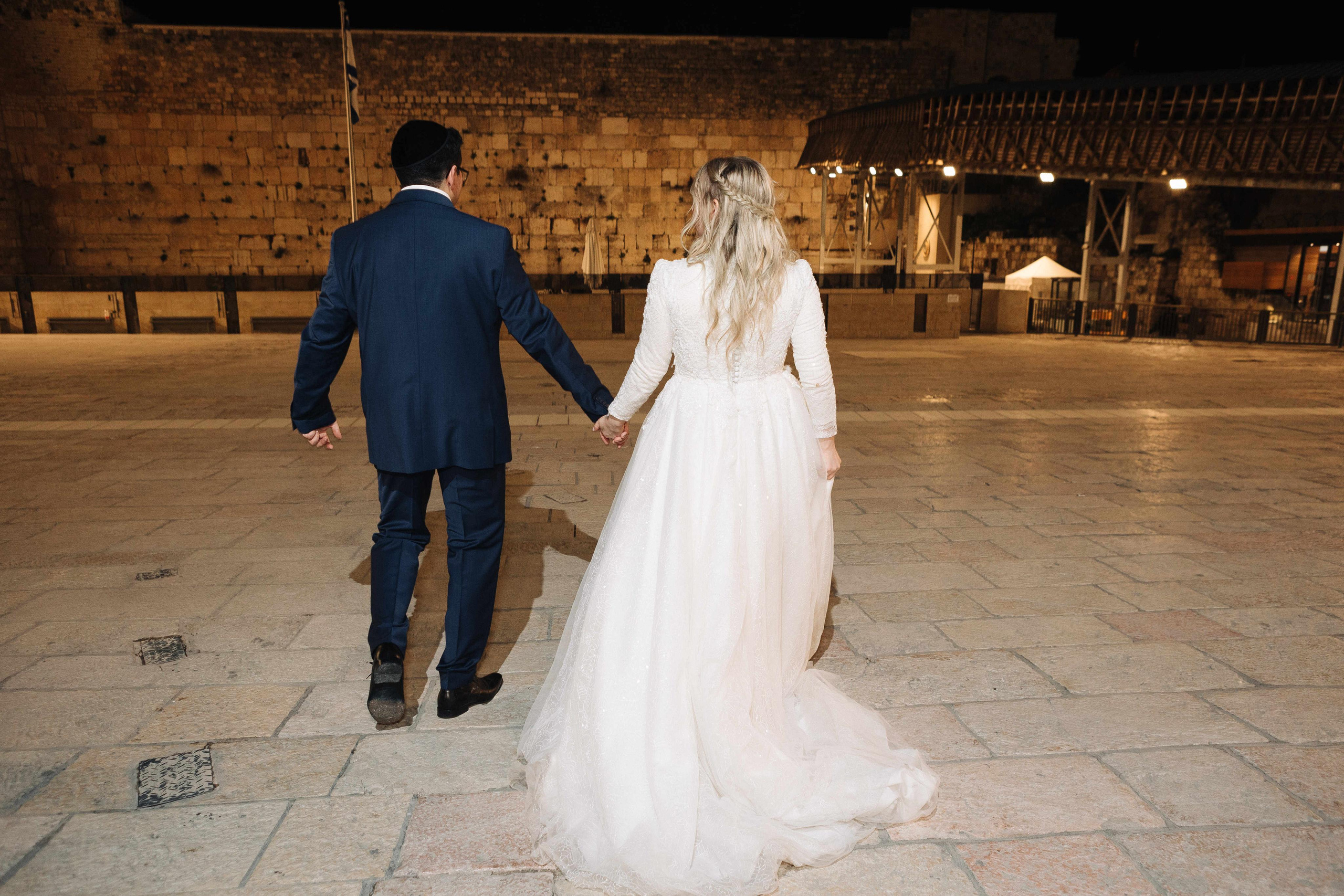 SMALL WEDDING IN THE OLD TOWN. PHOTOGRAPHER IN ISRAEL