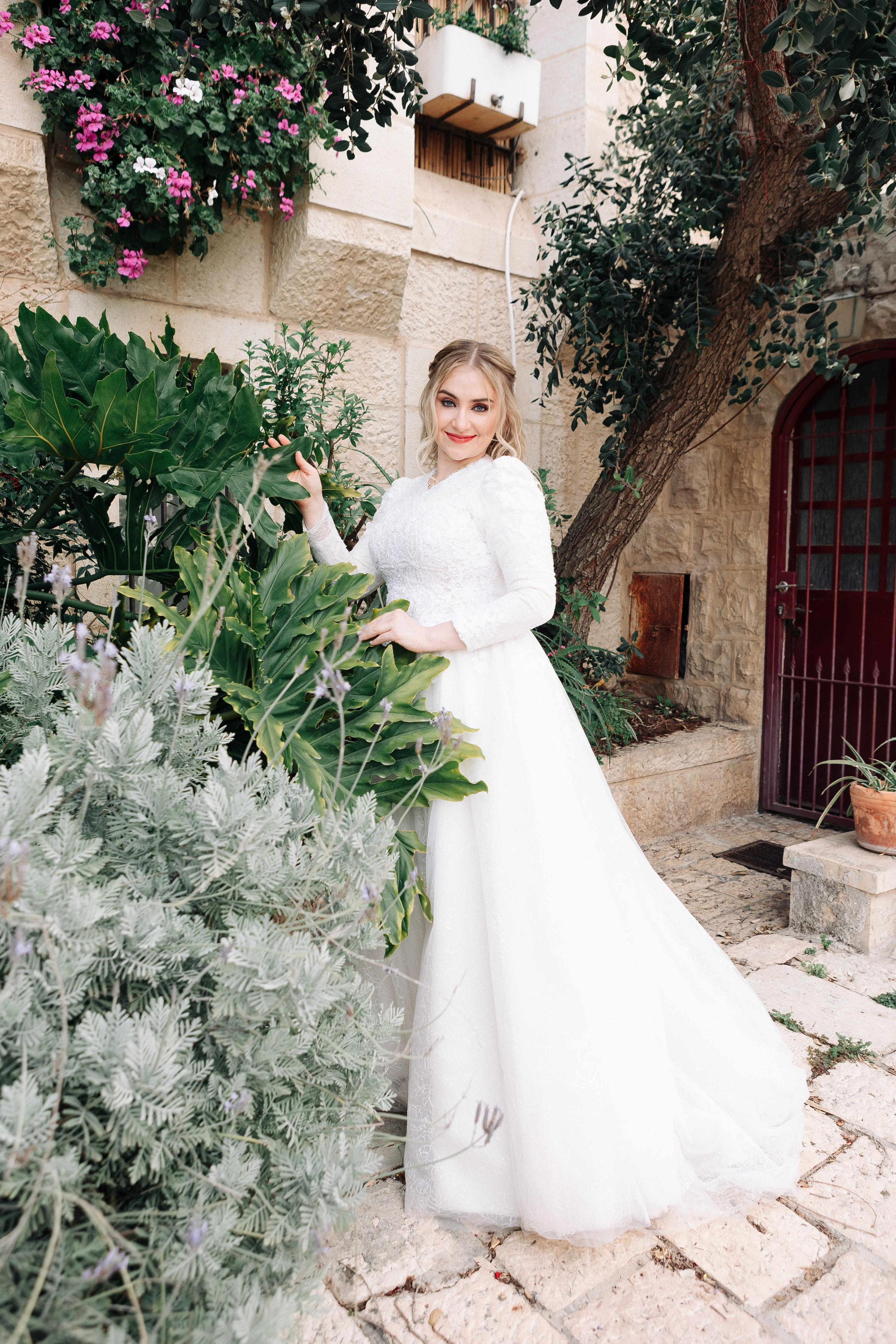 SMALL WEDDING IN THE OLD TOWN. PHOTOGRAPHER IN ISRAEL