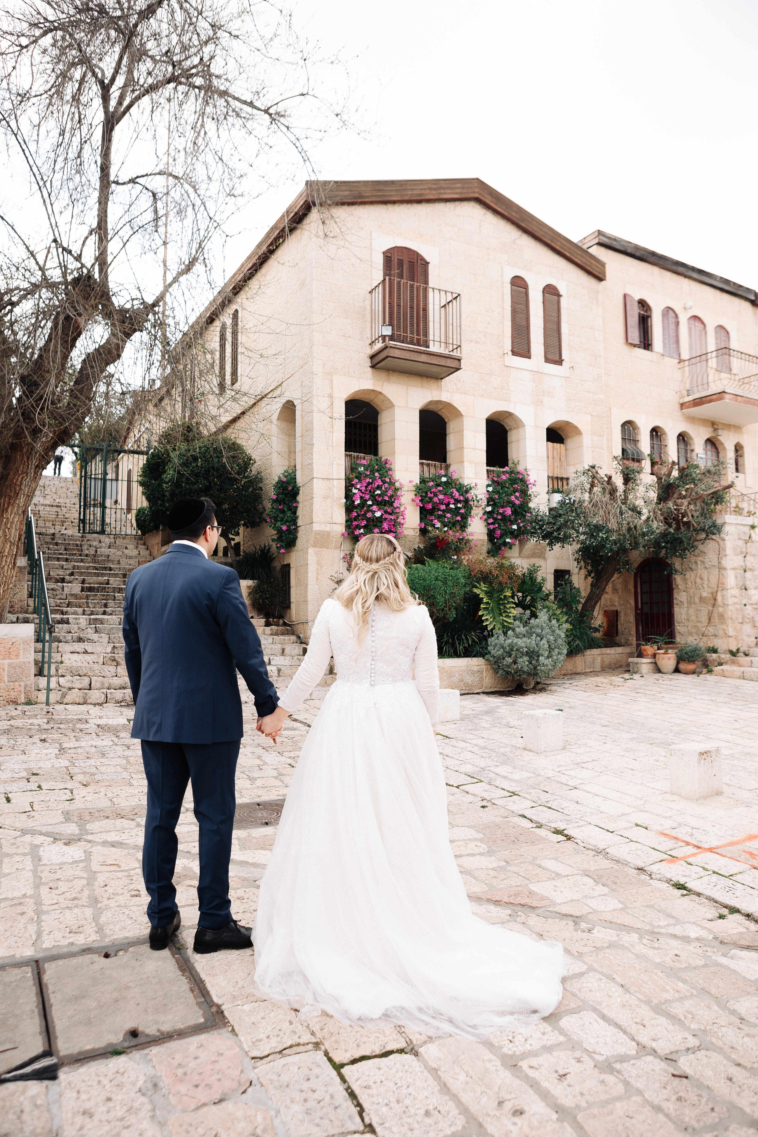 SMALL WEDDING IN THE OLD TOWN. PHOTOGRAPHER IN ISRAEL