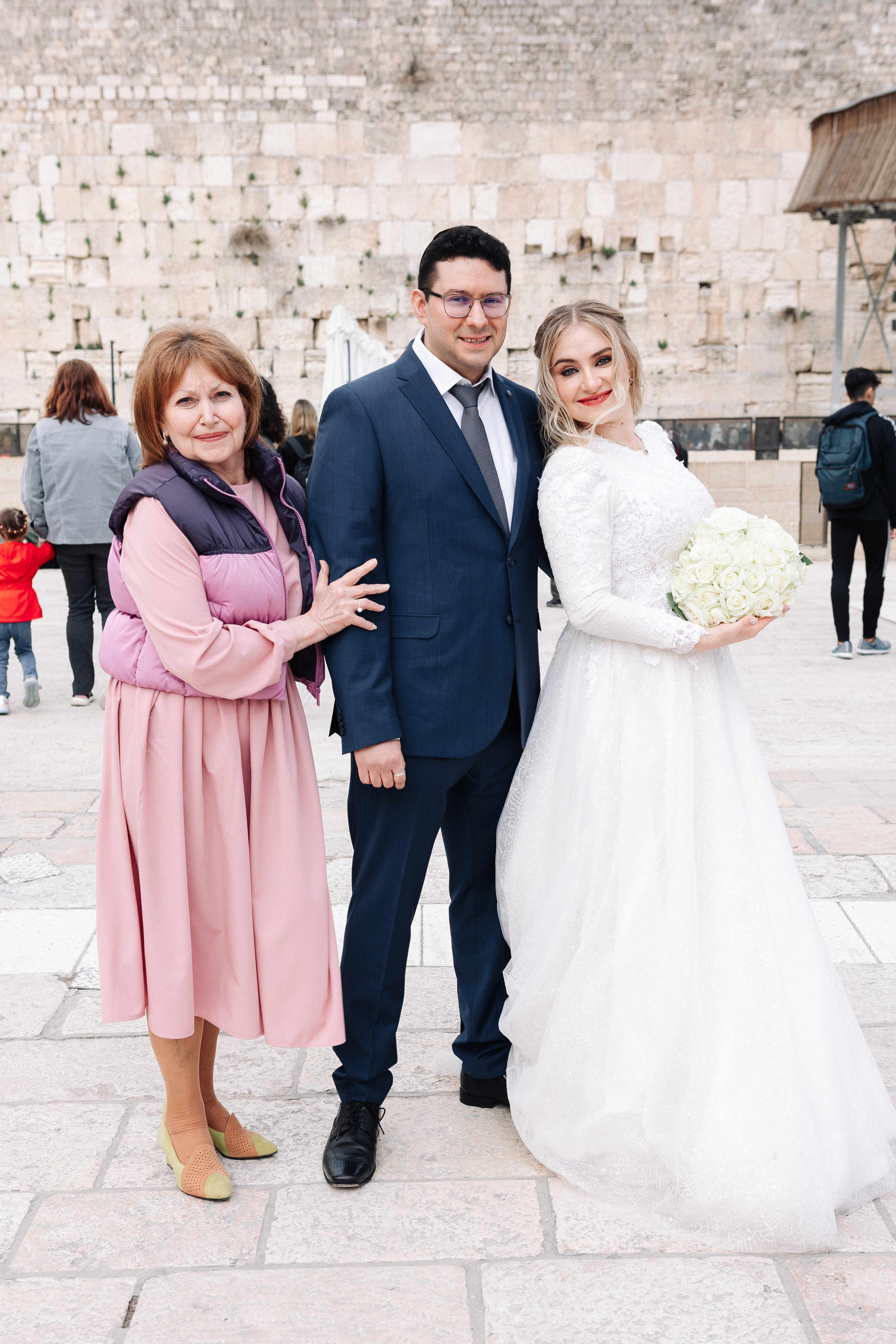 SMALL WEDDING IN THE OLD TOWN. PHOTOGRAPHER IN ISRAEL