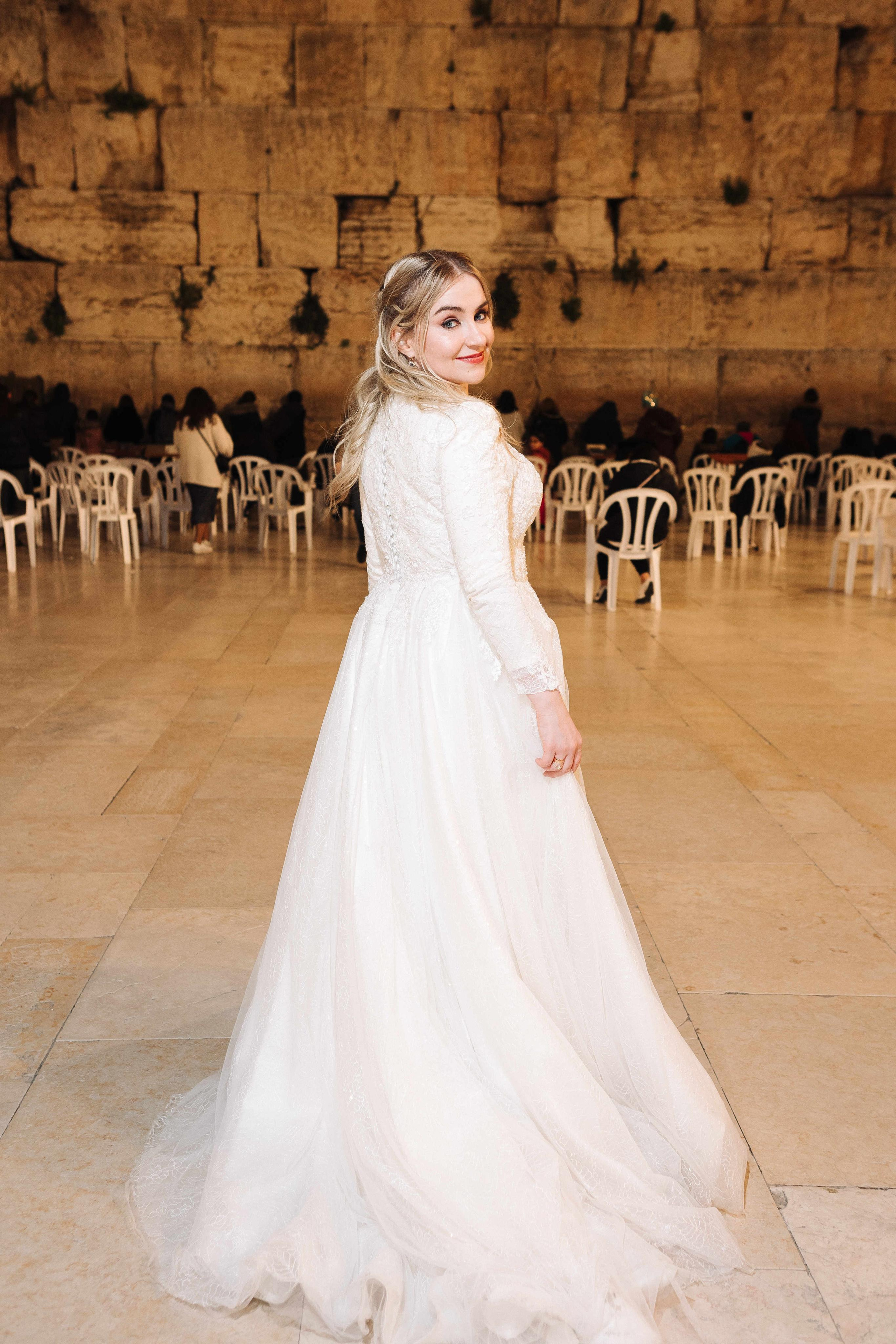 SMALL WEDDING IN THE OLD TOWN. PHOTOGRAPHER IN ISRAEL