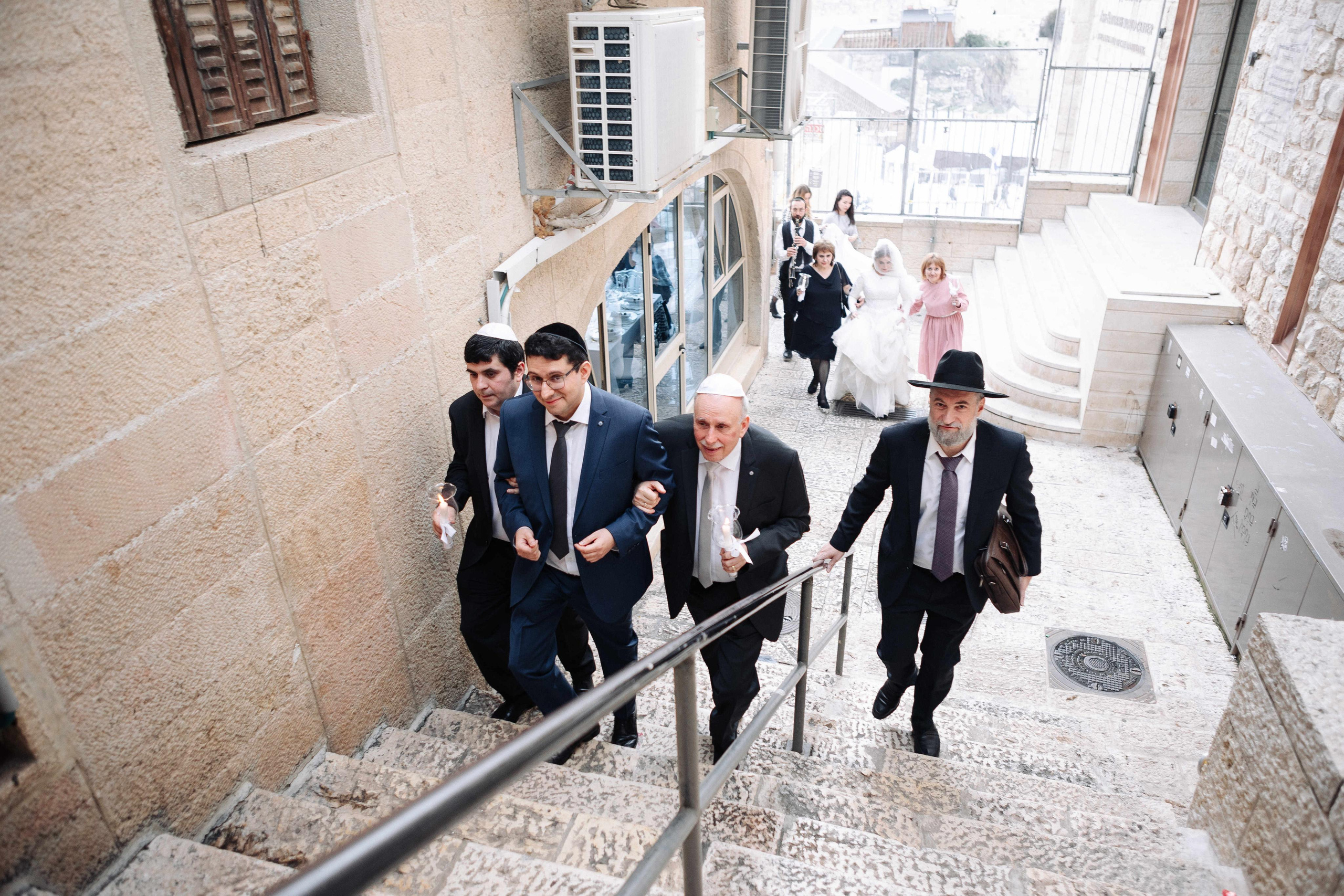 SMALL WEDDING IN THE OLD TOWN. PHOTOGRAPHER IN ISRAEL