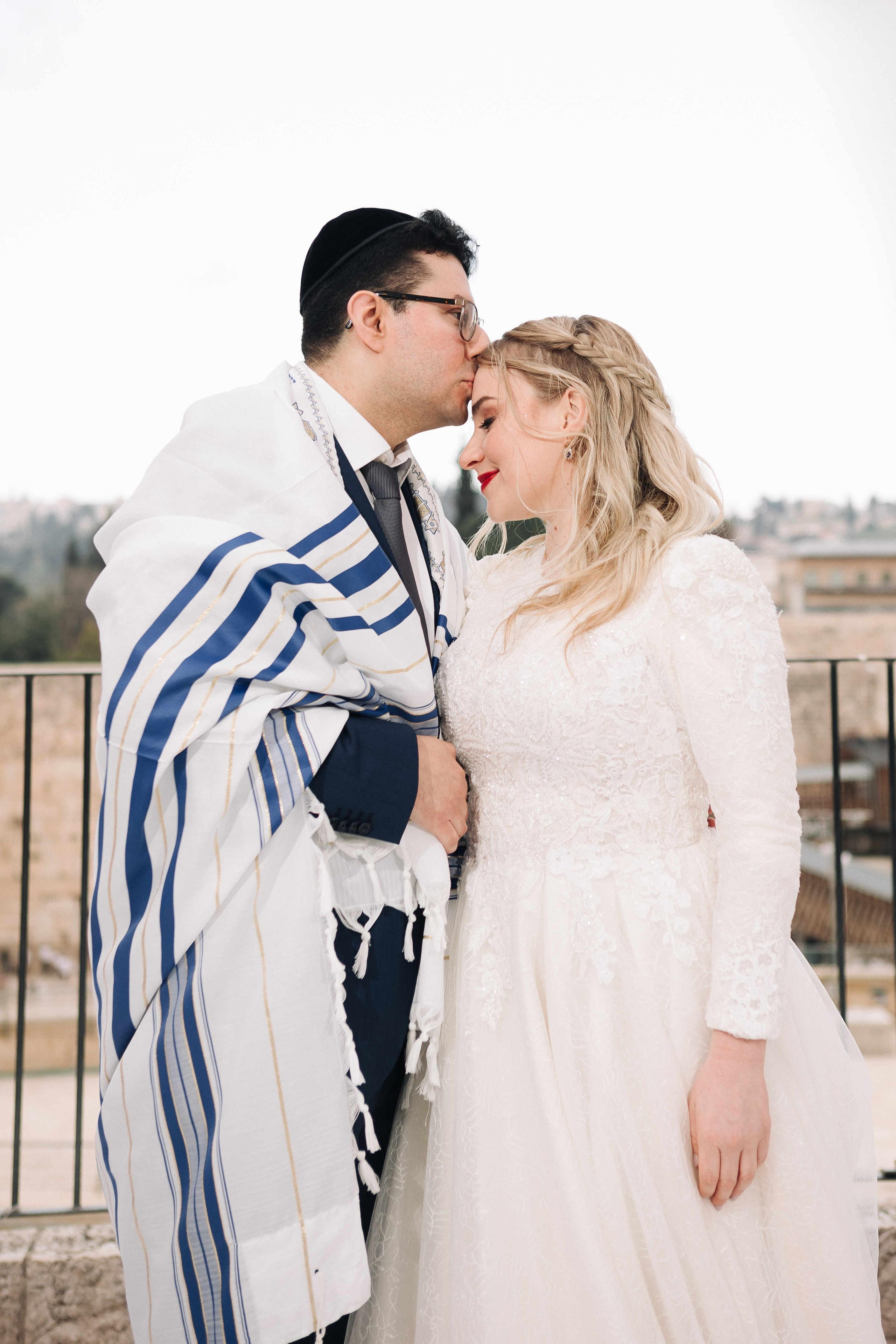 SMALL WEDDING IN THE OLD TOWN. PHOTOGRAPHER IN ISRAEL