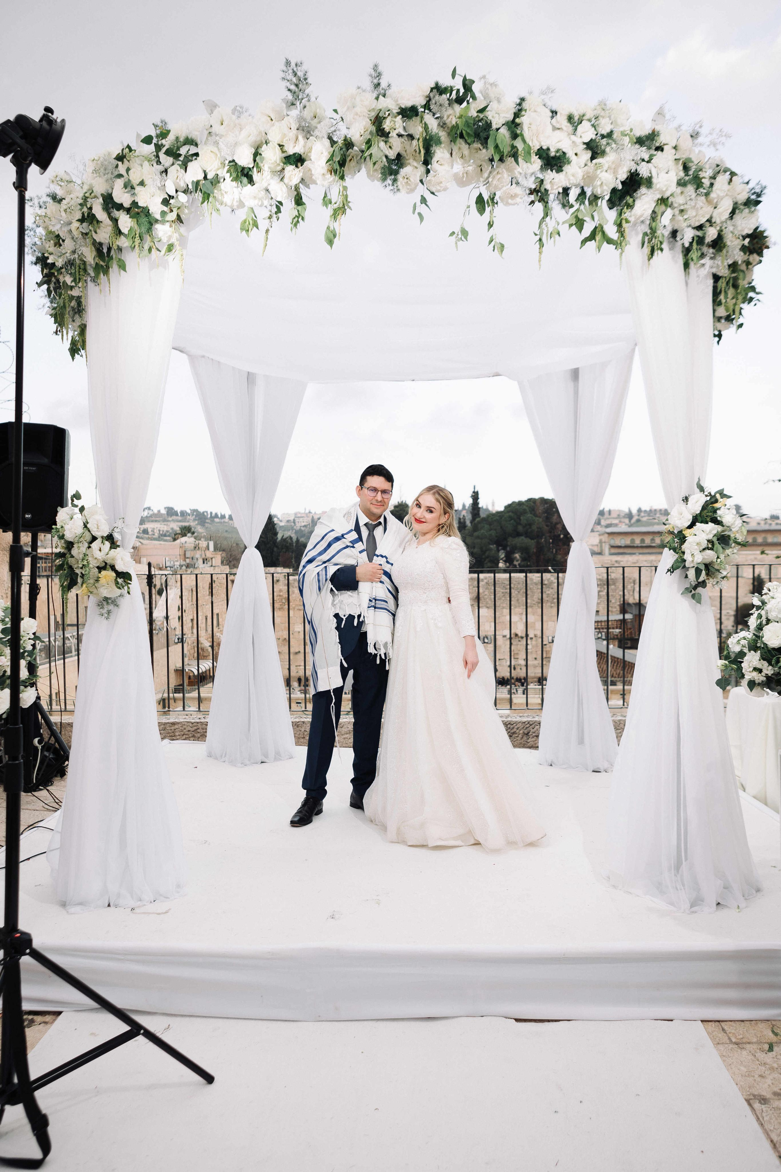 SMALL WEDDING IN THE OLD TOWN. PHOTOGRAPHER IN ISRAEL