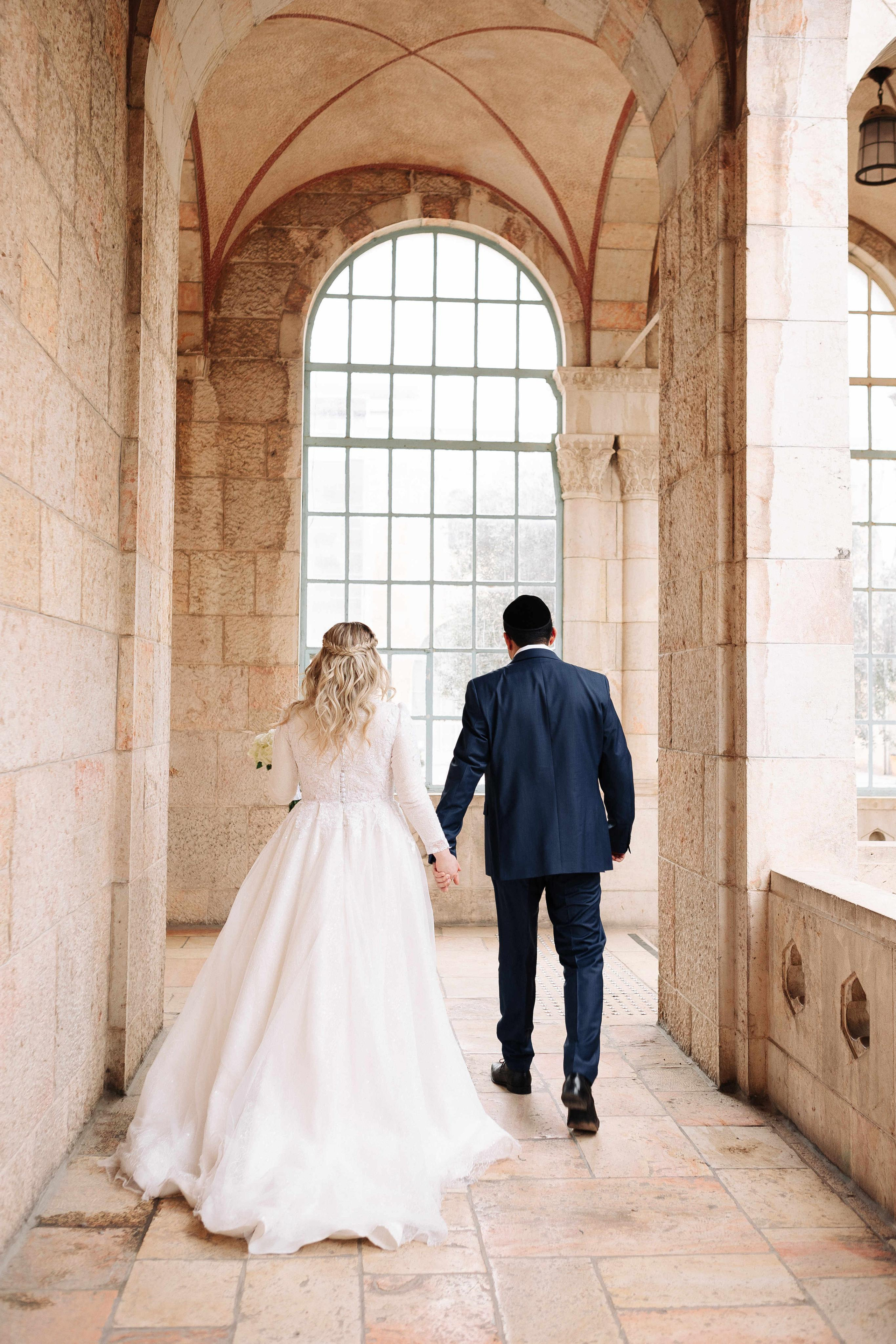 SMALL WEDDING IN THE OLD TOWN. PHOTOGRAPHER IN ISRAEL