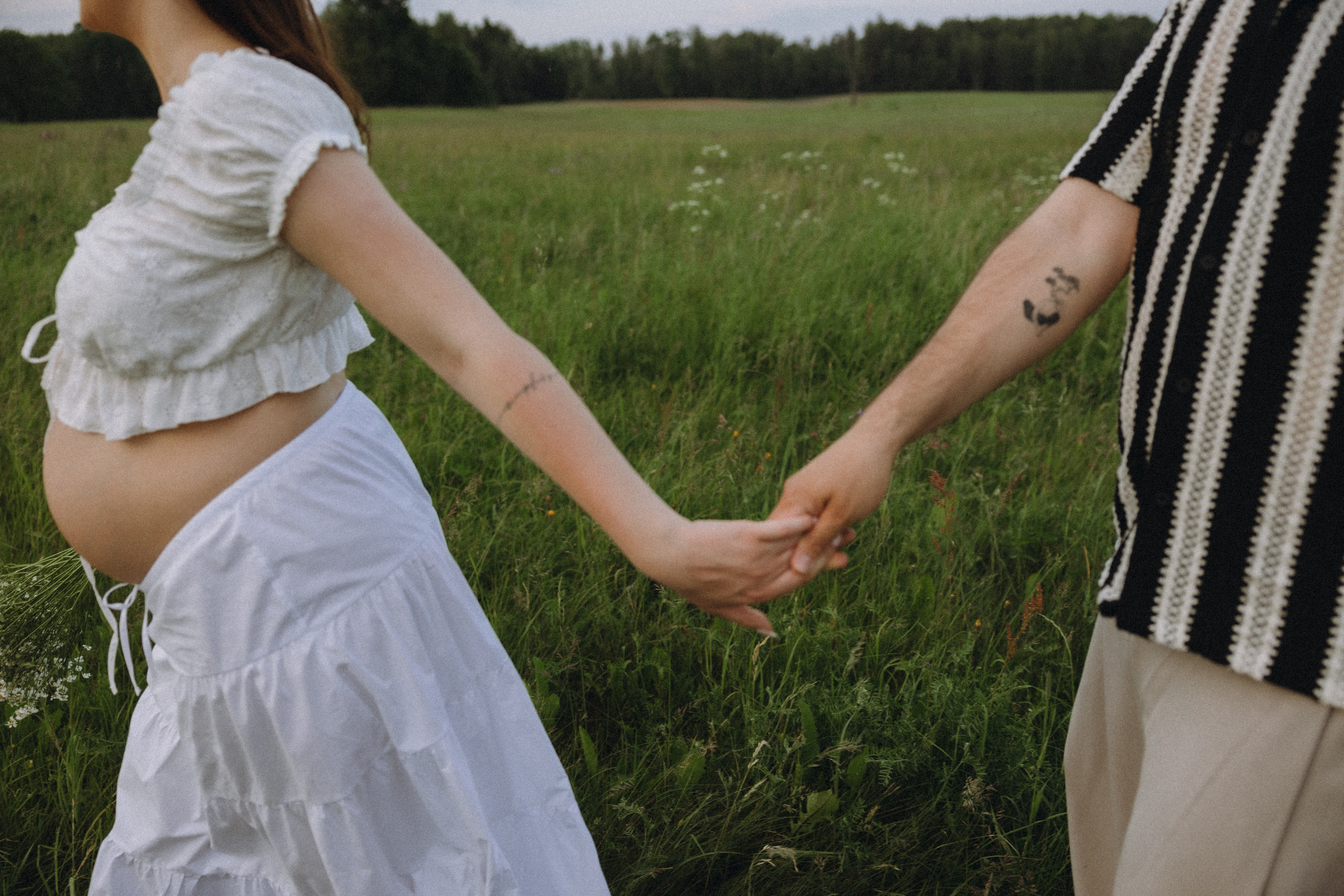 Lera & Maksim | laukimo fotosesija pievoje saulei besileidžiant. Vestuvių ir šeimų fotografė Lena Bondarenko / belove photo