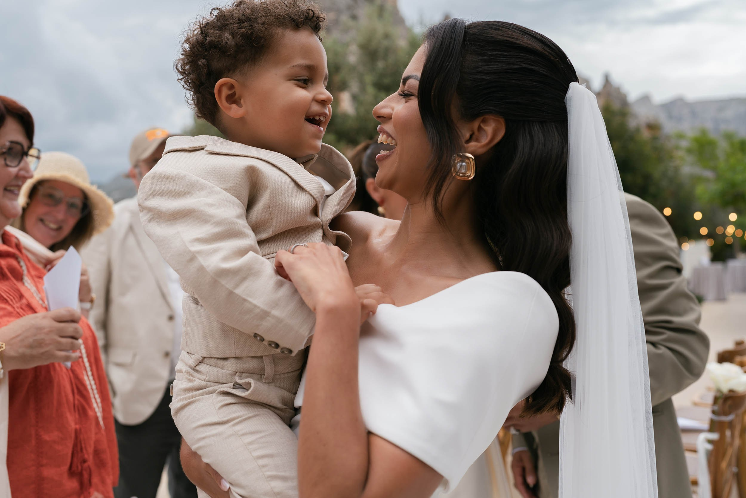 Sarah and Theo — VIVOOD. Fotógrafos de bodas de destino y creadores de contenido con base en España