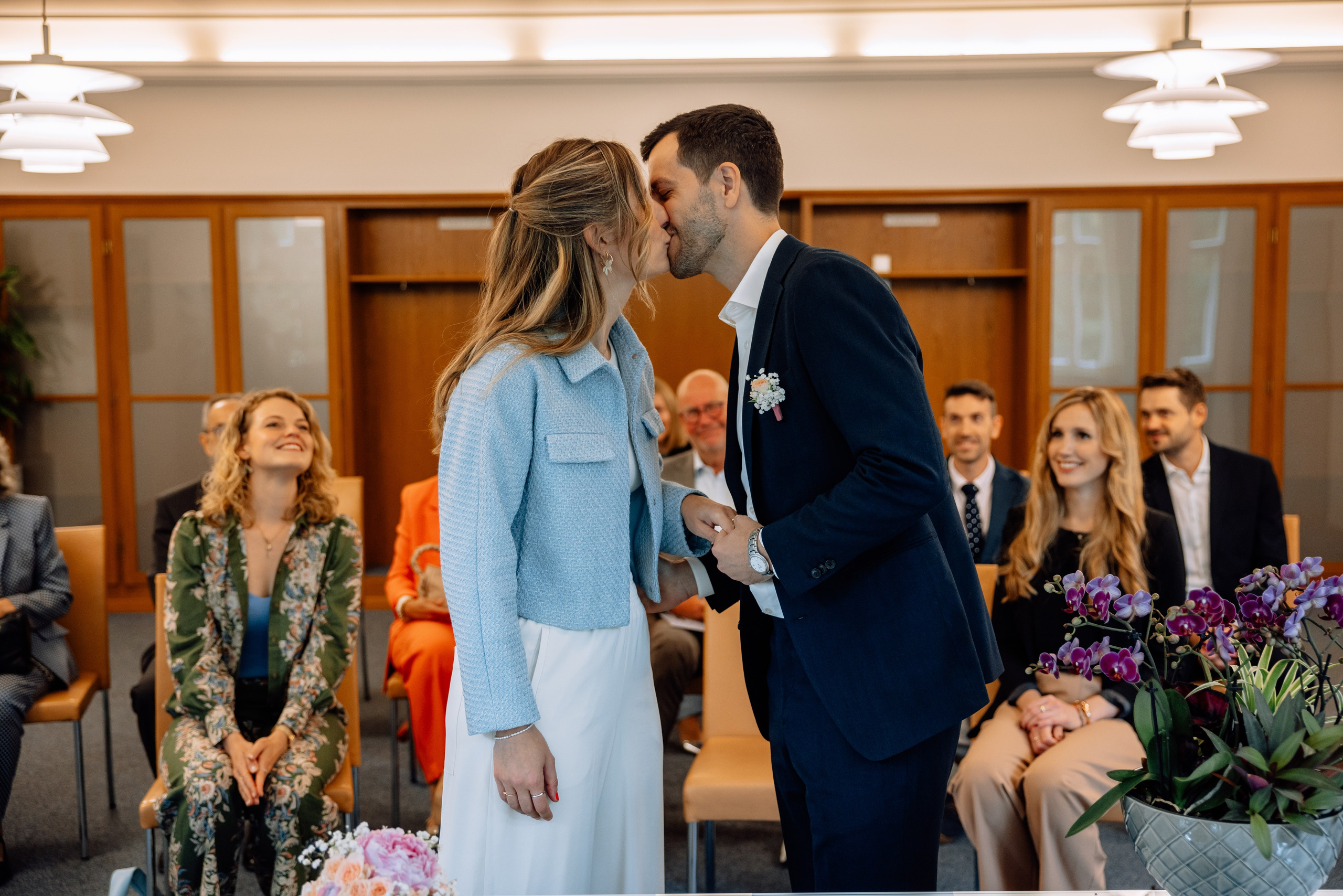 Brautpaar küsst sich – romantische Szene Mandlstraße 14