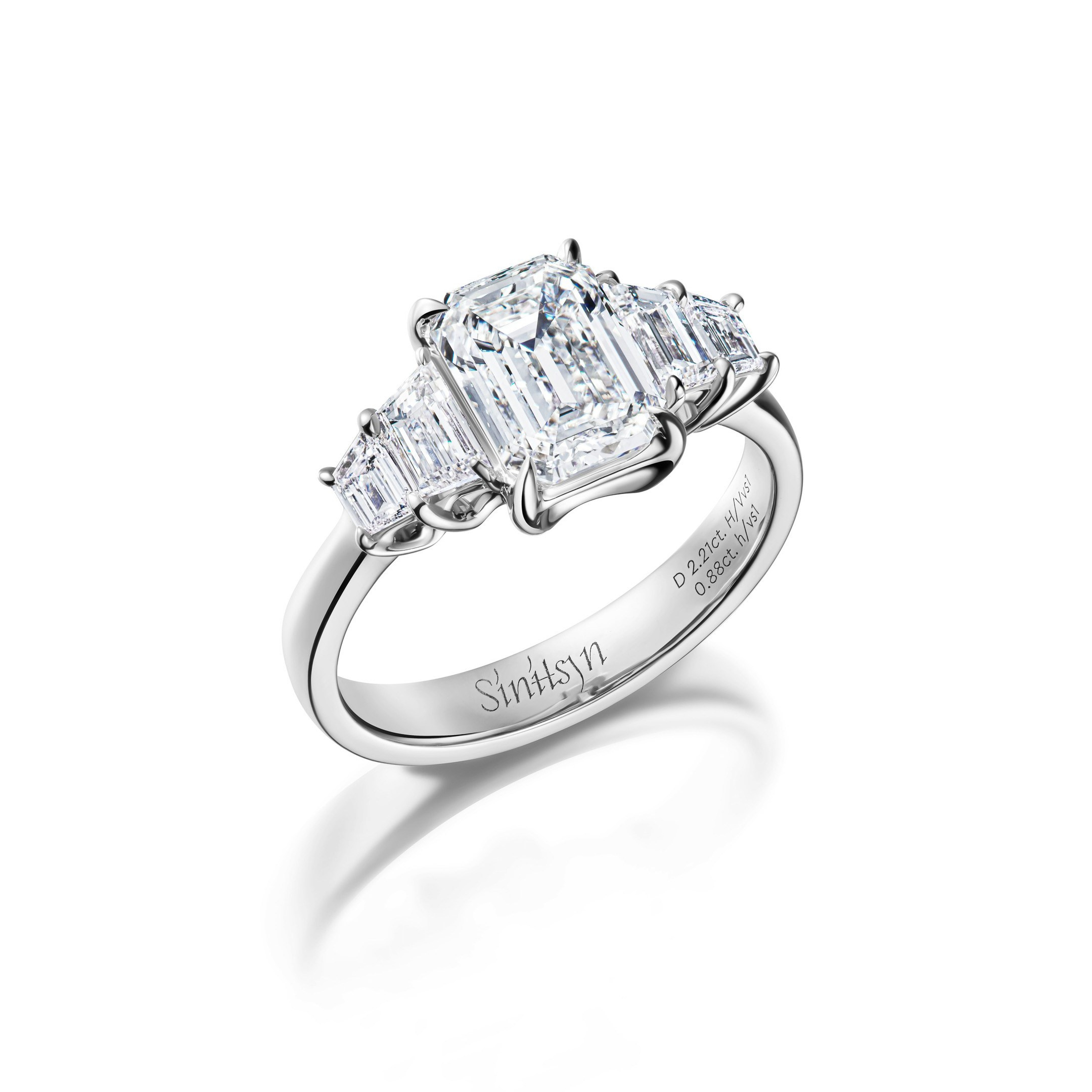  jewelry ring with diamonds - photographer Andrey Dunin