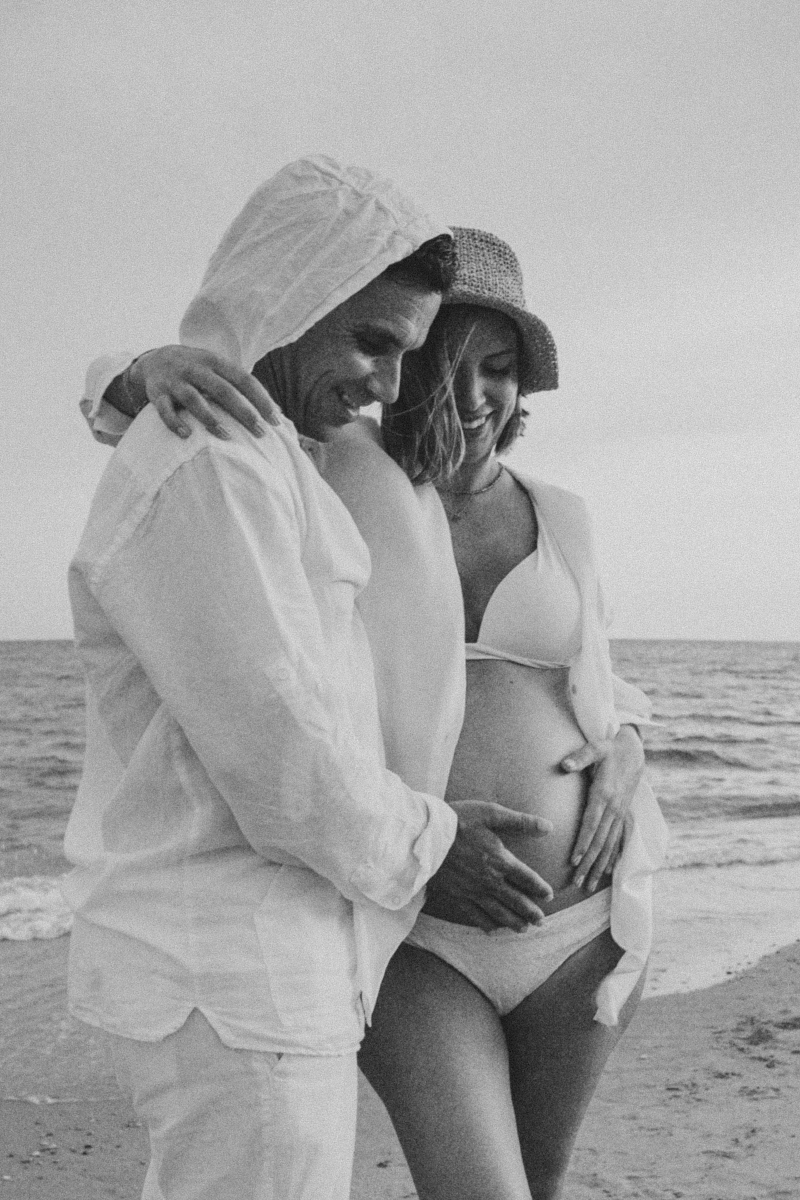 Sesión embarazo en la playa. Fotografía profesional en Calafell - Elena Medvedeva