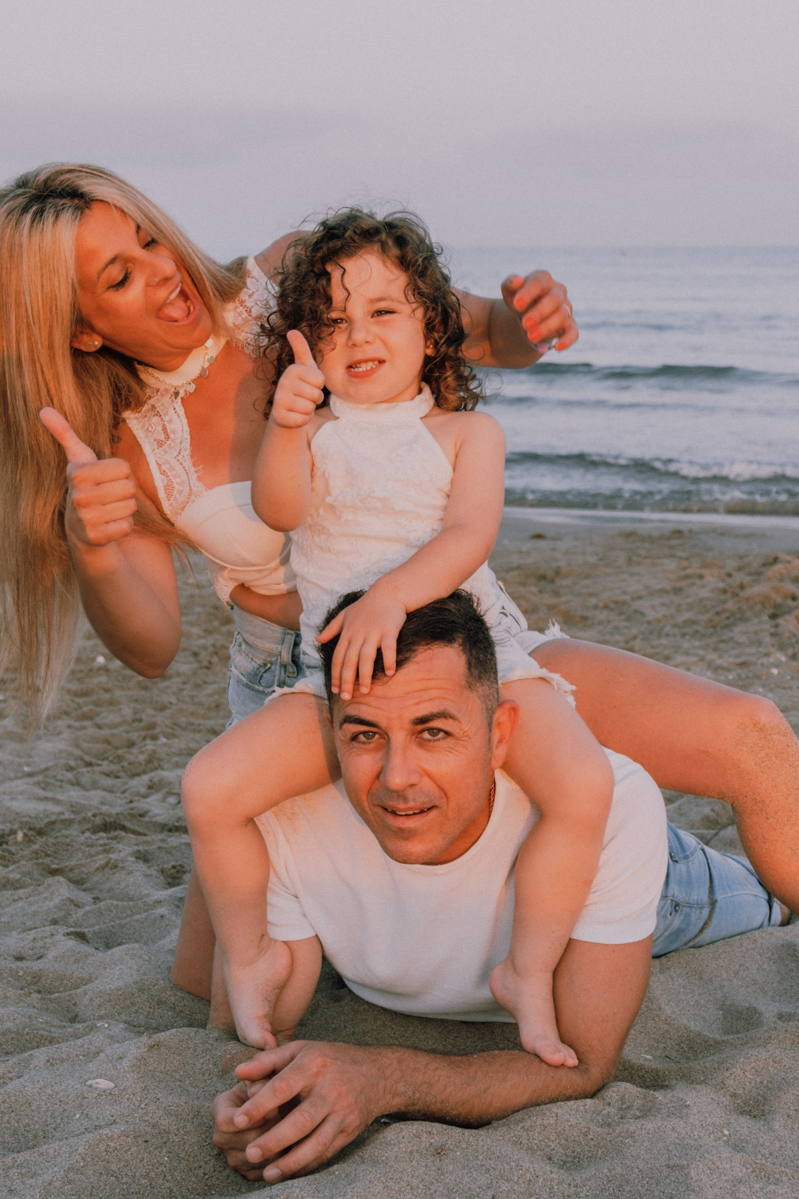 Sesión familiar en la playa. Fotografía profesional en Calafell - Elena Medvedeva