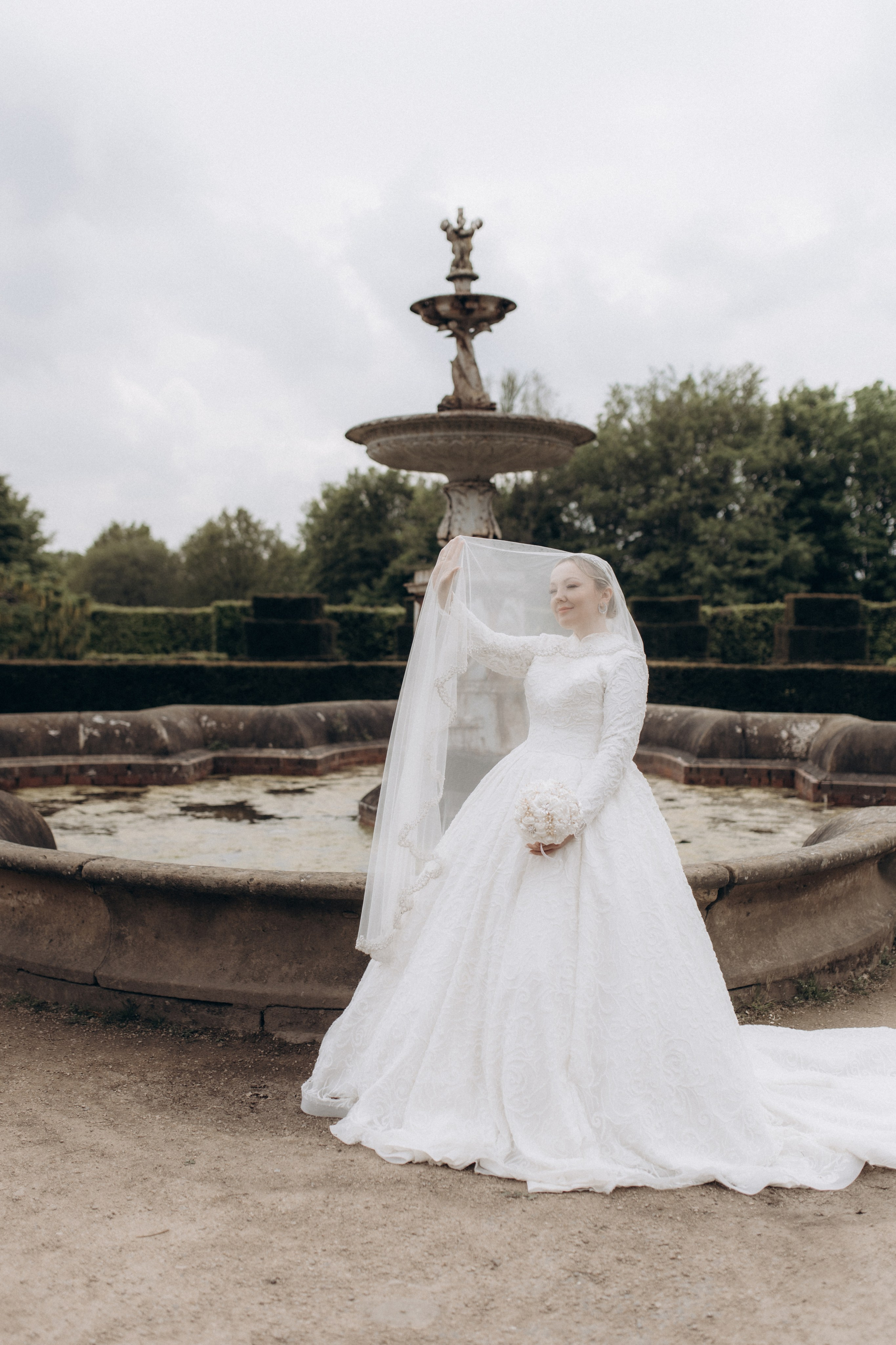 Love in the Garden. Wedding and Portrait Photographer Evie Moon