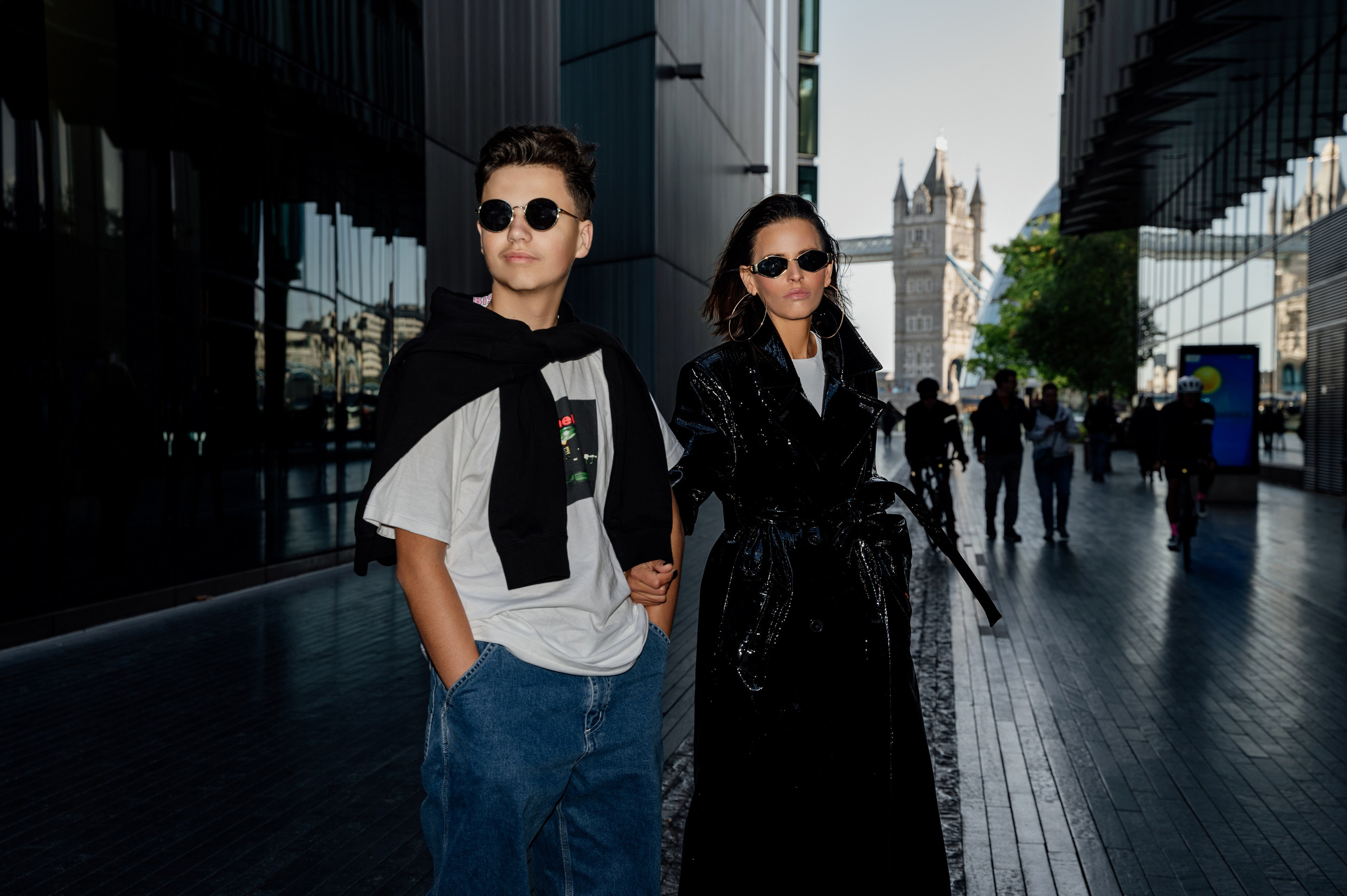 Tower Bridge+Westminster Carmela with son. FAMILY AND WEDDING PHOTOGRAPHER IN LONDON MARINA RIVA