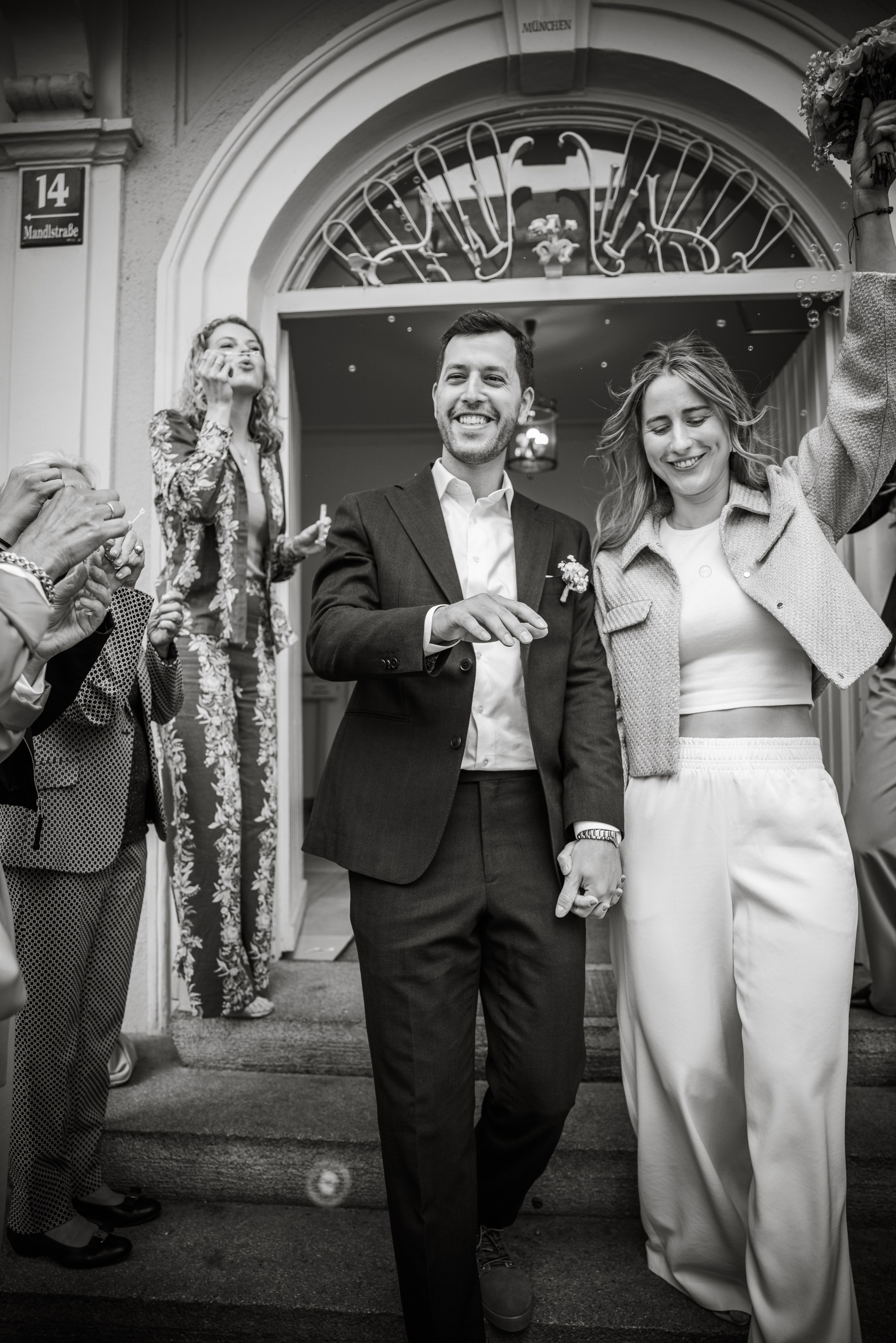 Brautpaar verlässt Standesamt Schwabing Mandlstraße 14 – Gäste lassen viele Seifenblasen steigen