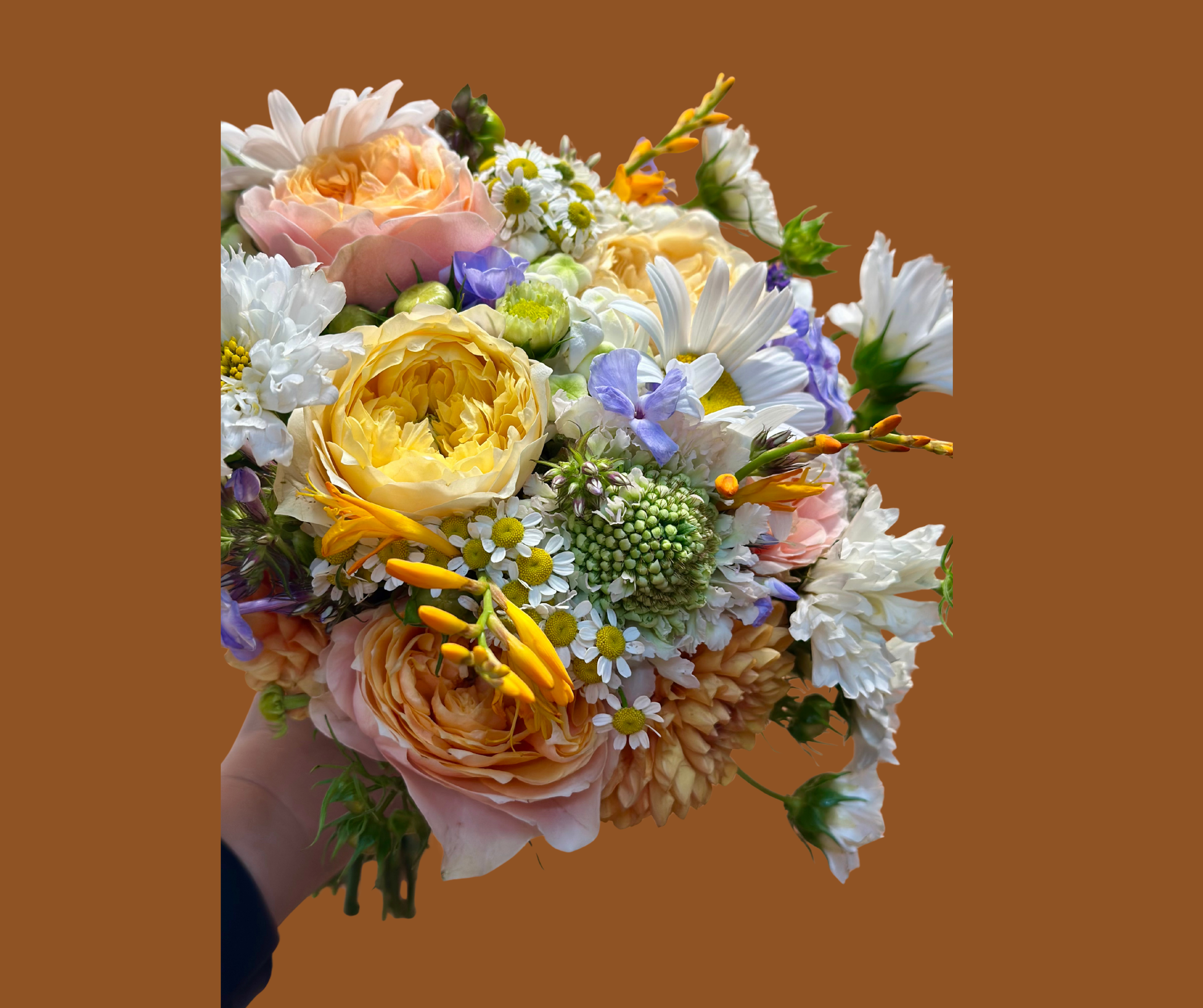 Hos Akropolis Blomster skaber vi smukke og personlige brudebuketter, der passer til dig, din brudekjole og jeres bryllup. Vi binder brudebuketter i forskellige stilarter – fra romantiske og klassiske til naturlige og moderne buketter. Sammen finder vi de blomster, farver og former, der passer perfekt til jeres store dag. Vi kan også hjælpe med brudepigebuketter, knaphulsblomster og andet bryllupsbinderi. Bestil din brudebuket hos Akropolis Blomster i Aarhus, og lad os skabe en buket, du vil huske resten af livet.