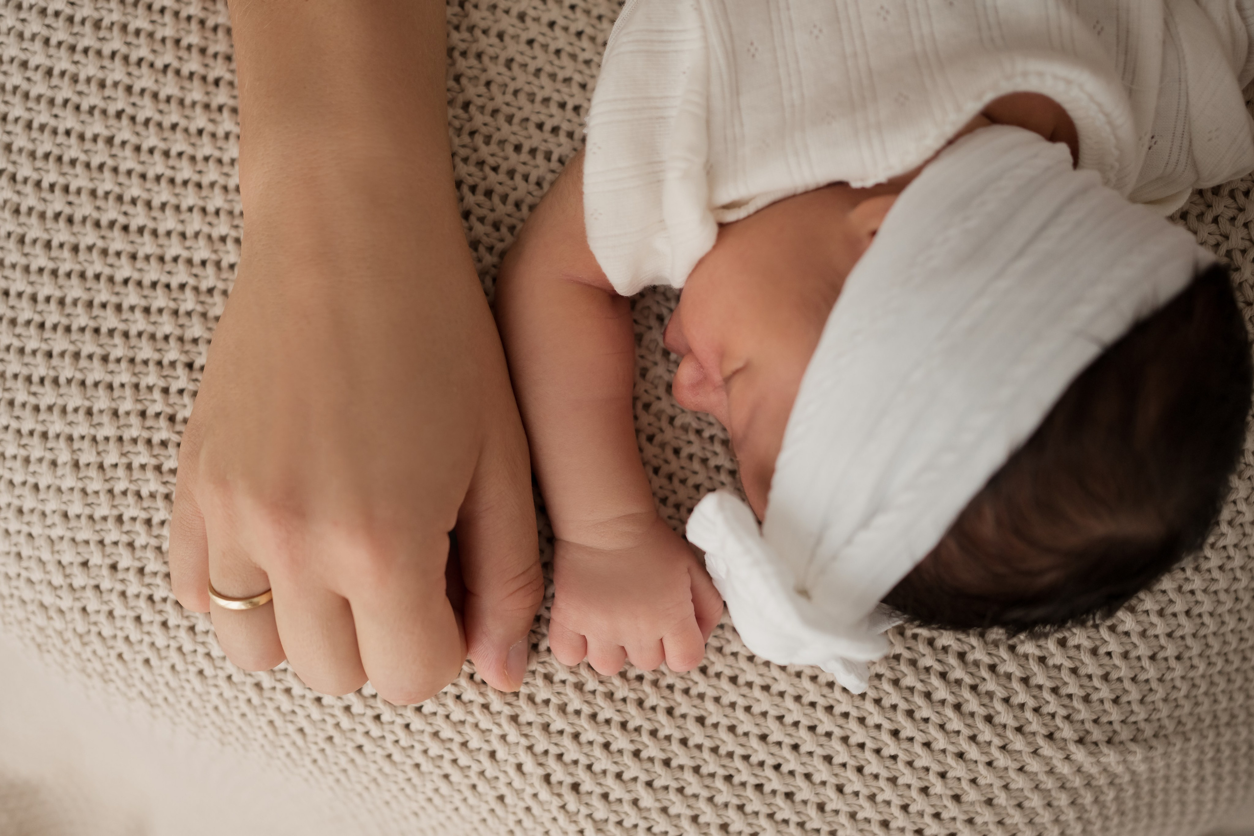 Sweet first days. Angela Iakovleva — Family Photographer in Dubai