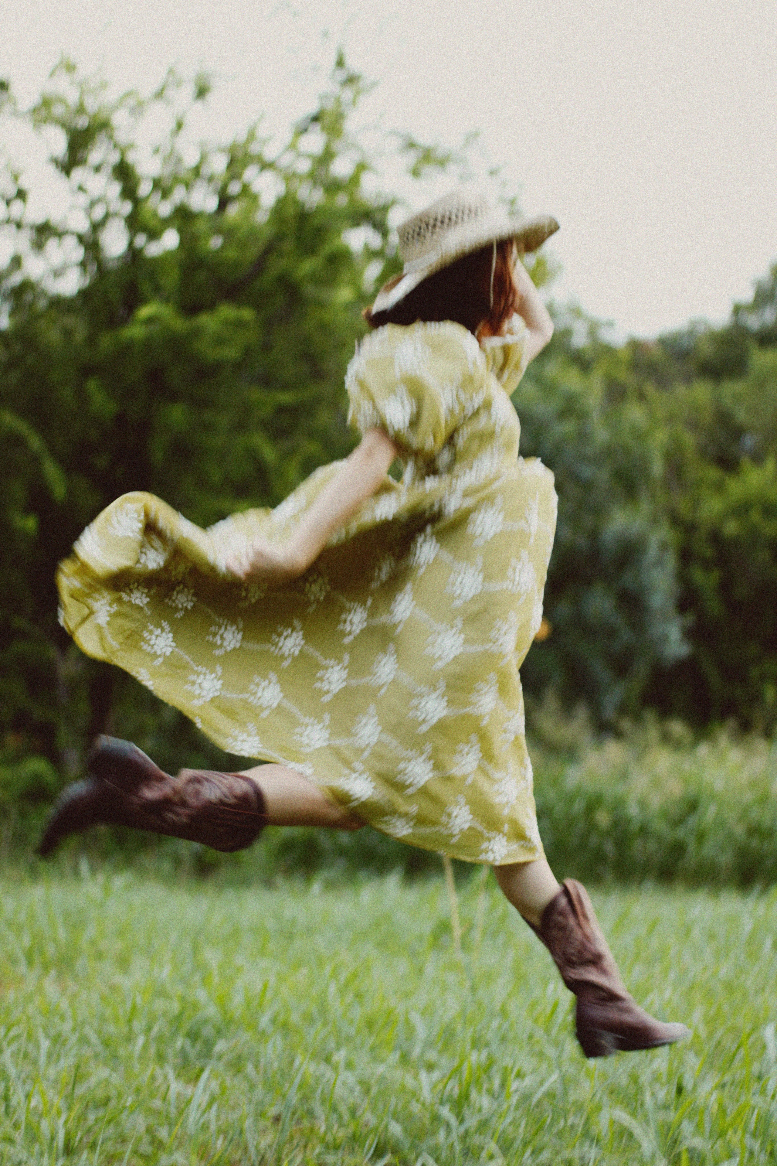 Countryside cowgirl-style portrait photoshoot. Lana Petrychenko — Portrait & Family Photographer. Valencia, Spain