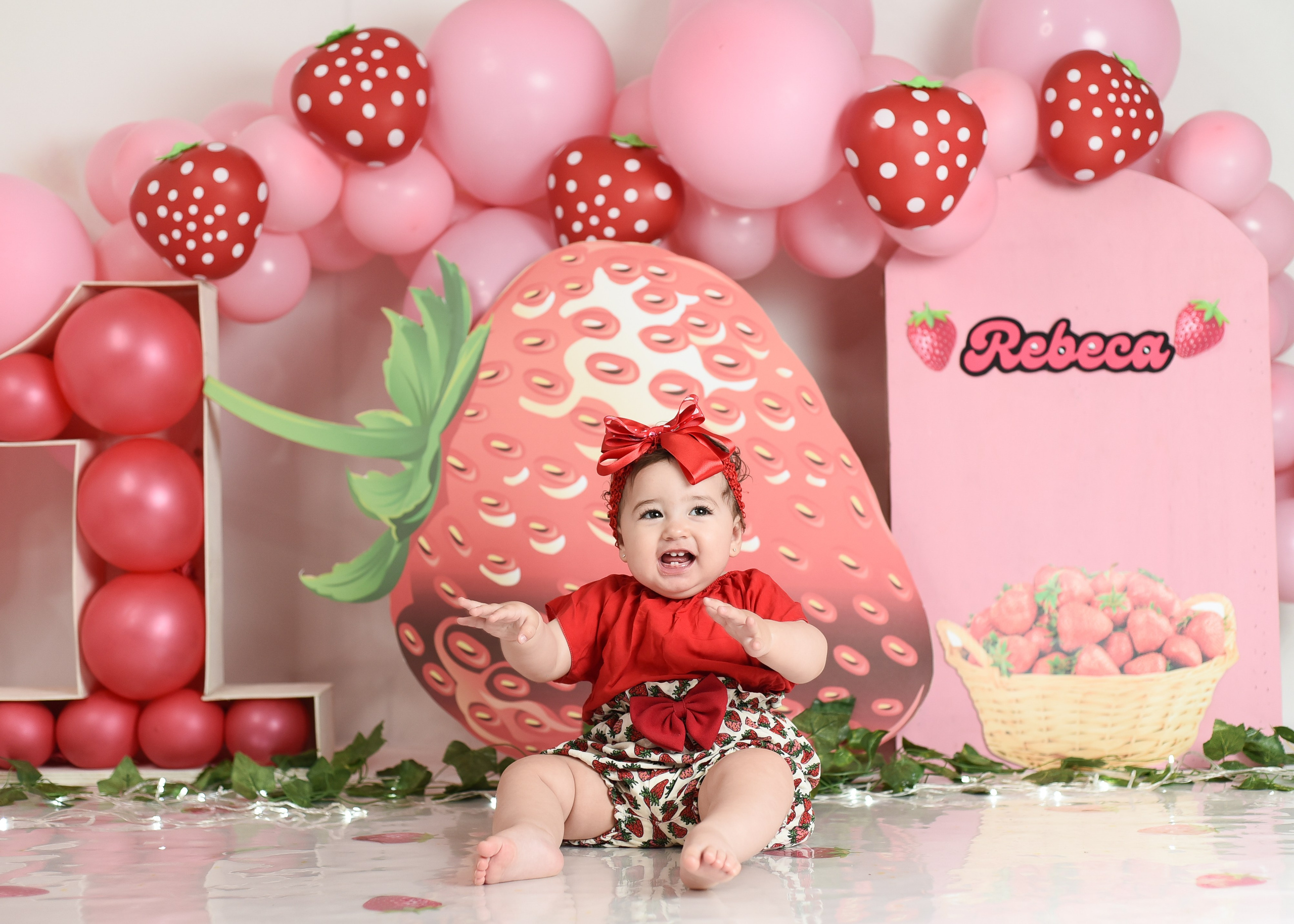 Sesión 1er año de Rebeca. Temática: Frutillita + Mini Sesión Navideña. Fotografo de casamiento en misiones y fotógrafo de familia  Posadas