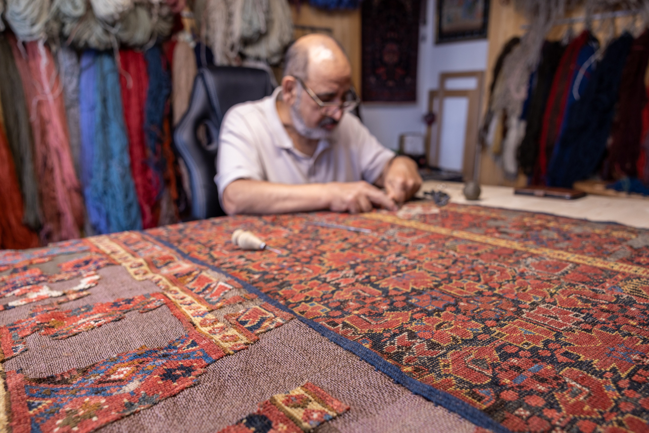 Teppichrestaurator, Salzburg, 2024. Guzel Kolobova| Fotografin| Salzburg