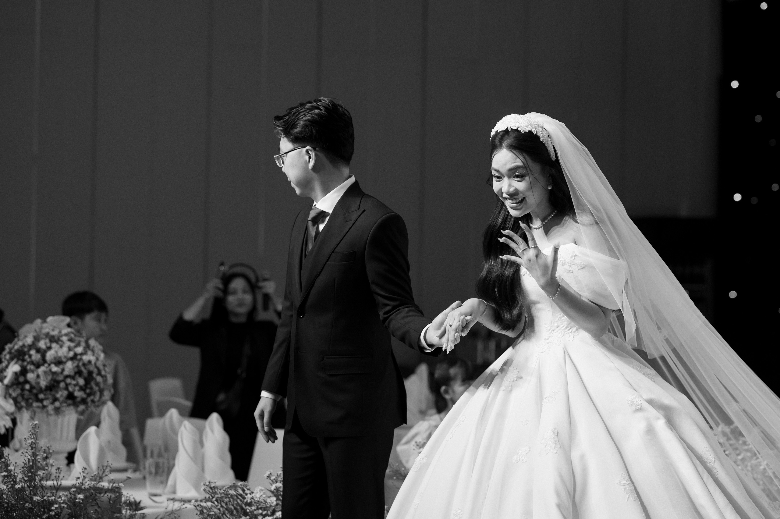 DAT & TU / Wedding Party. Saigon Wedding Present | Art Beyond Moments