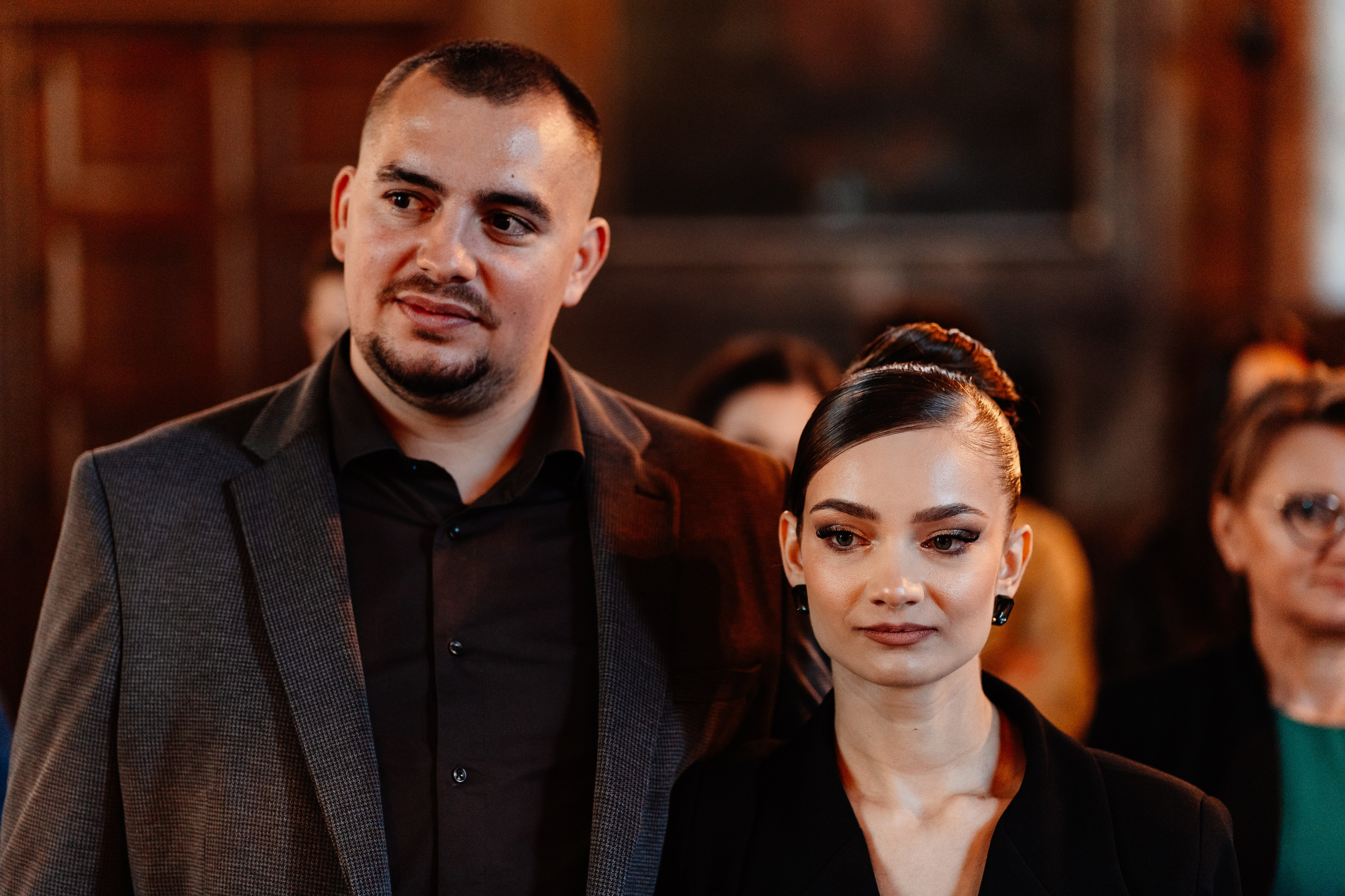 Instantaneu plin de tandrețe dintre părinți și bebeluș în ziua botezului, realizat în Craiova. Fotografie profesională de botez, capturând emoțiile autentice ale familiei într-un decor luminos și cald