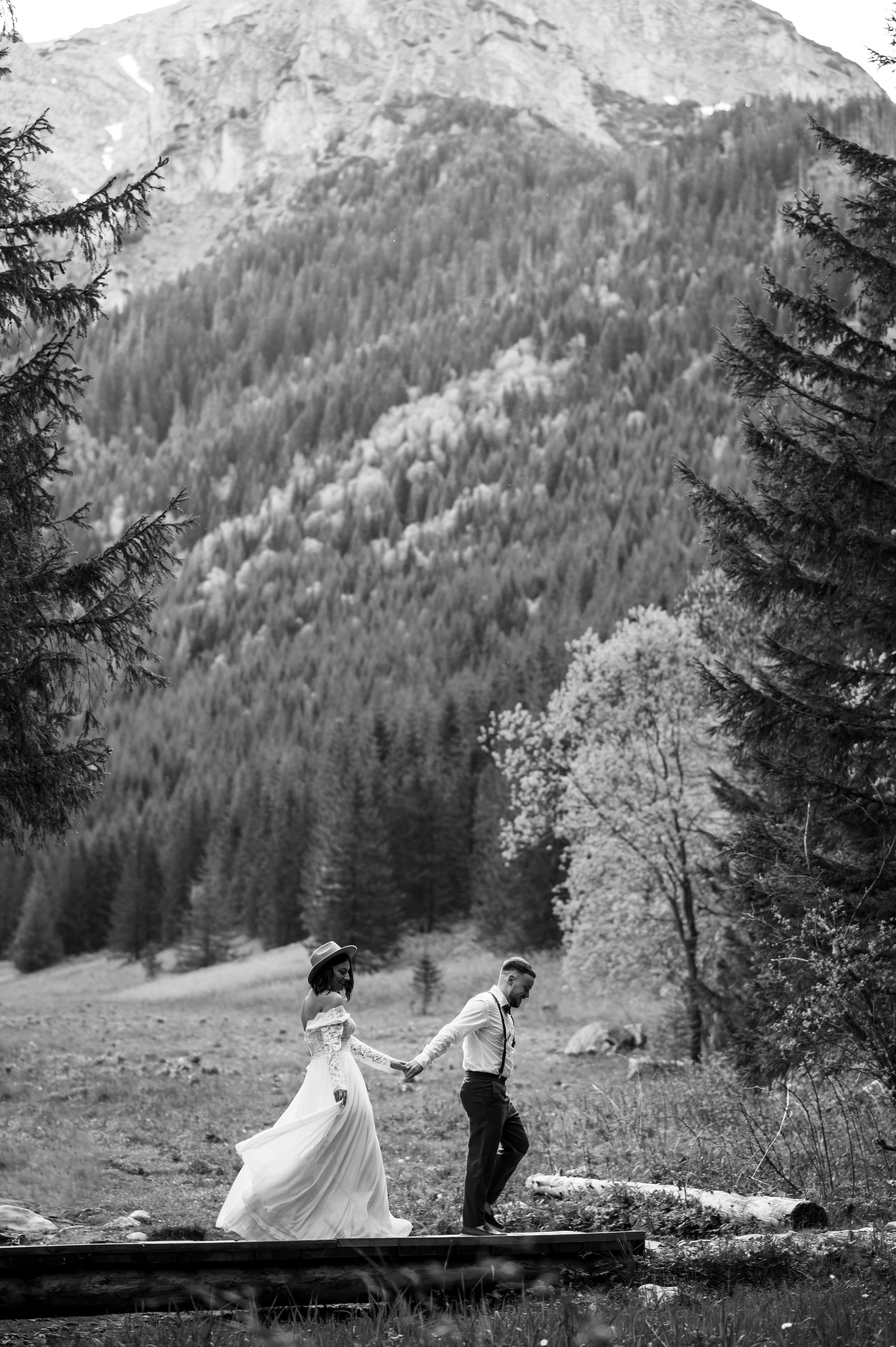 Hochzeitsfotoshooting in den Bergen | Natürliche & Romantische Hochzeitsbilder