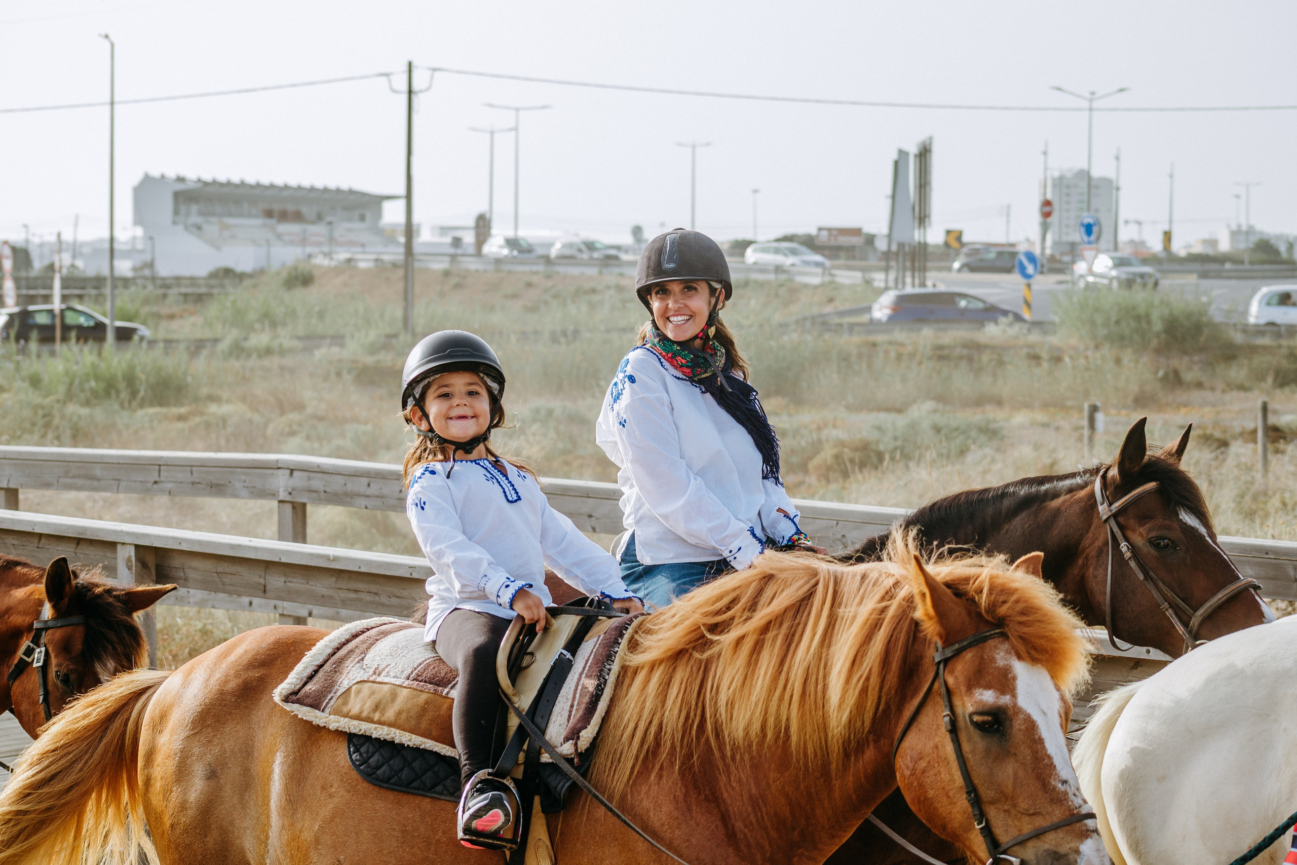 Marlene & Tiago com filhos. Passeios a Cavalo na Praia Peniche | Eco Salgados Agroturismo