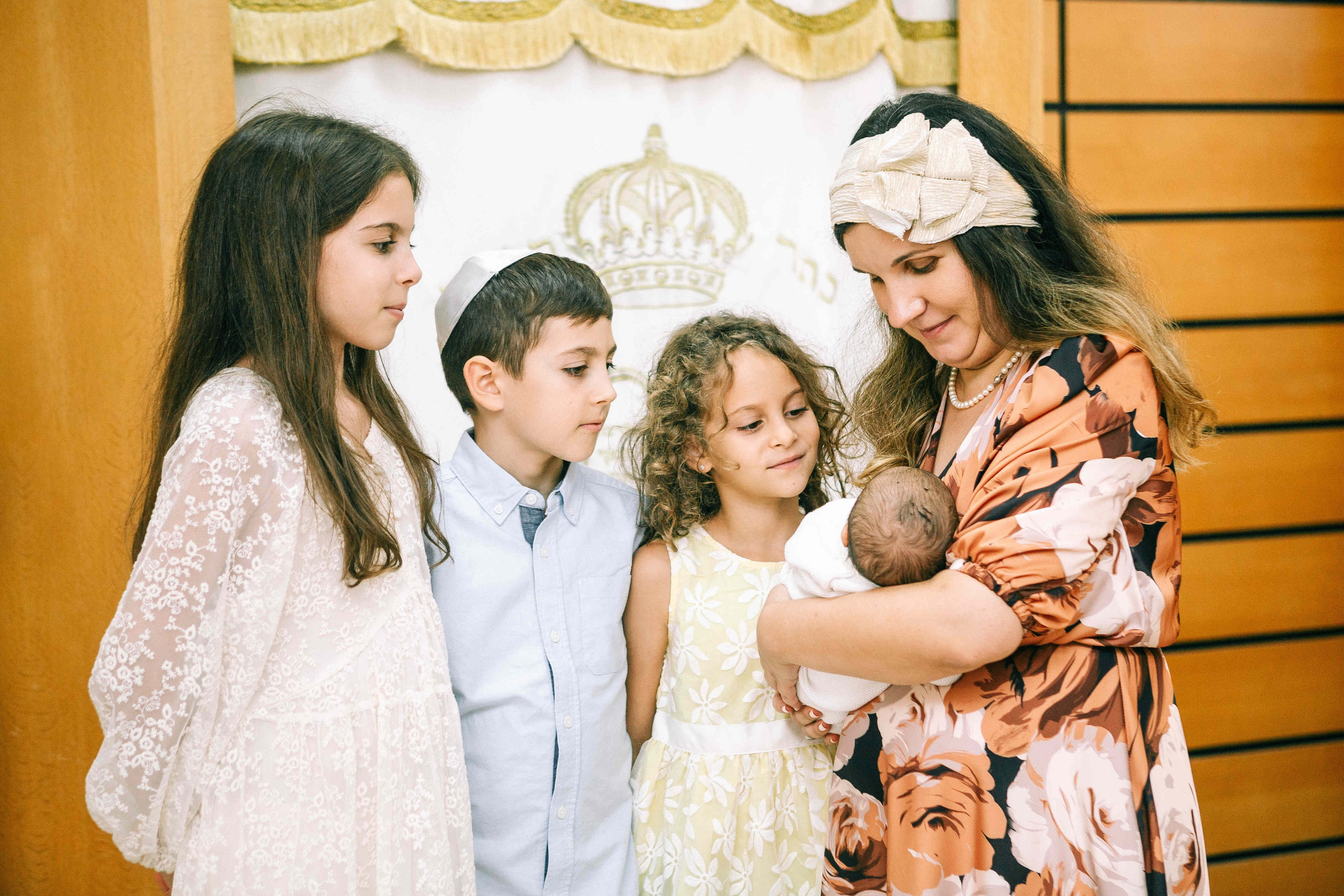 BRITH MILA IN THE SMALL SYNAGOGUE. PHOTOGRAPHER IN ISRAEL