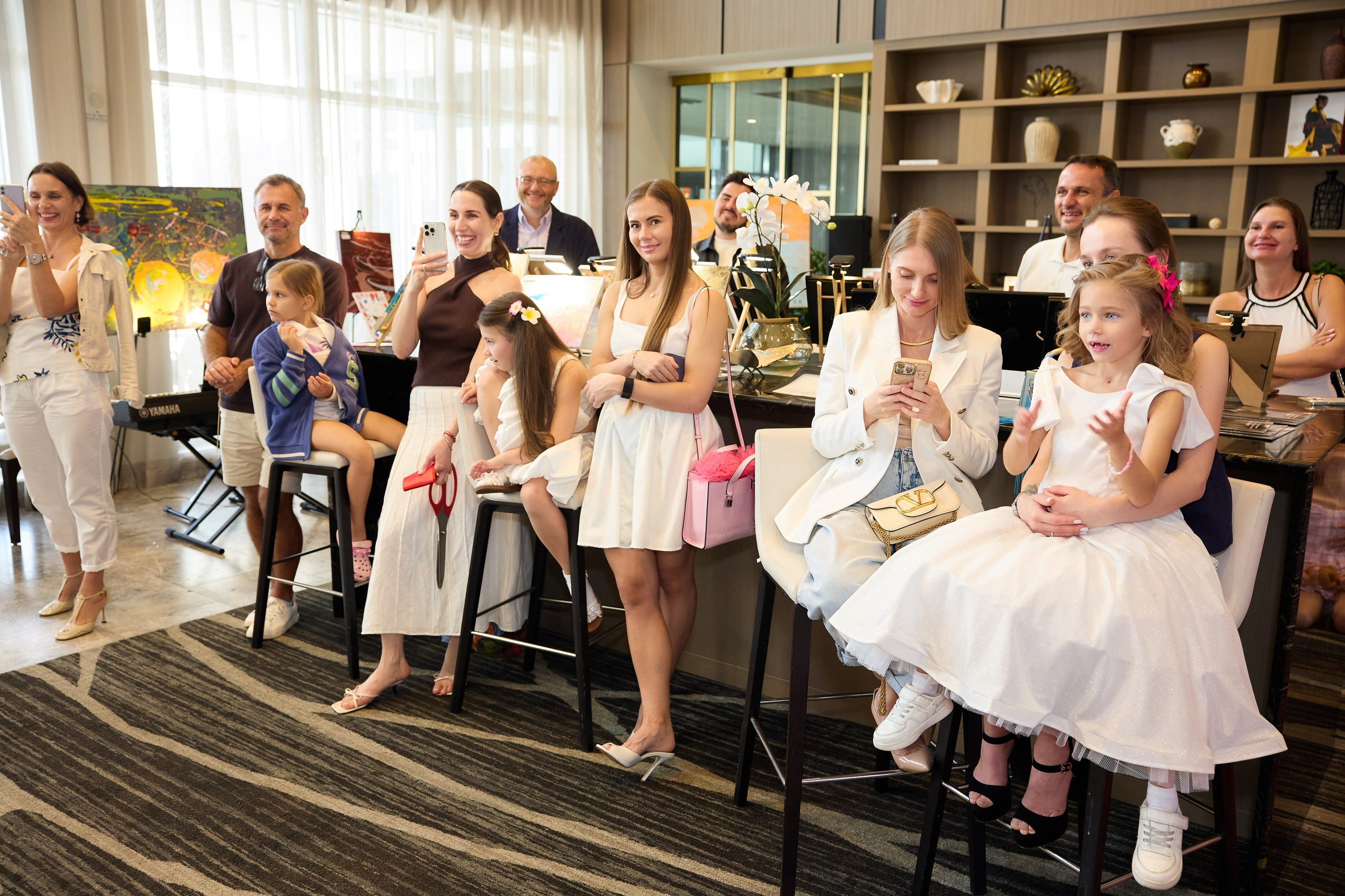 Авторская благотворительная художественная выставка Дианы Бортник. Фотограф Юлия Маковеева