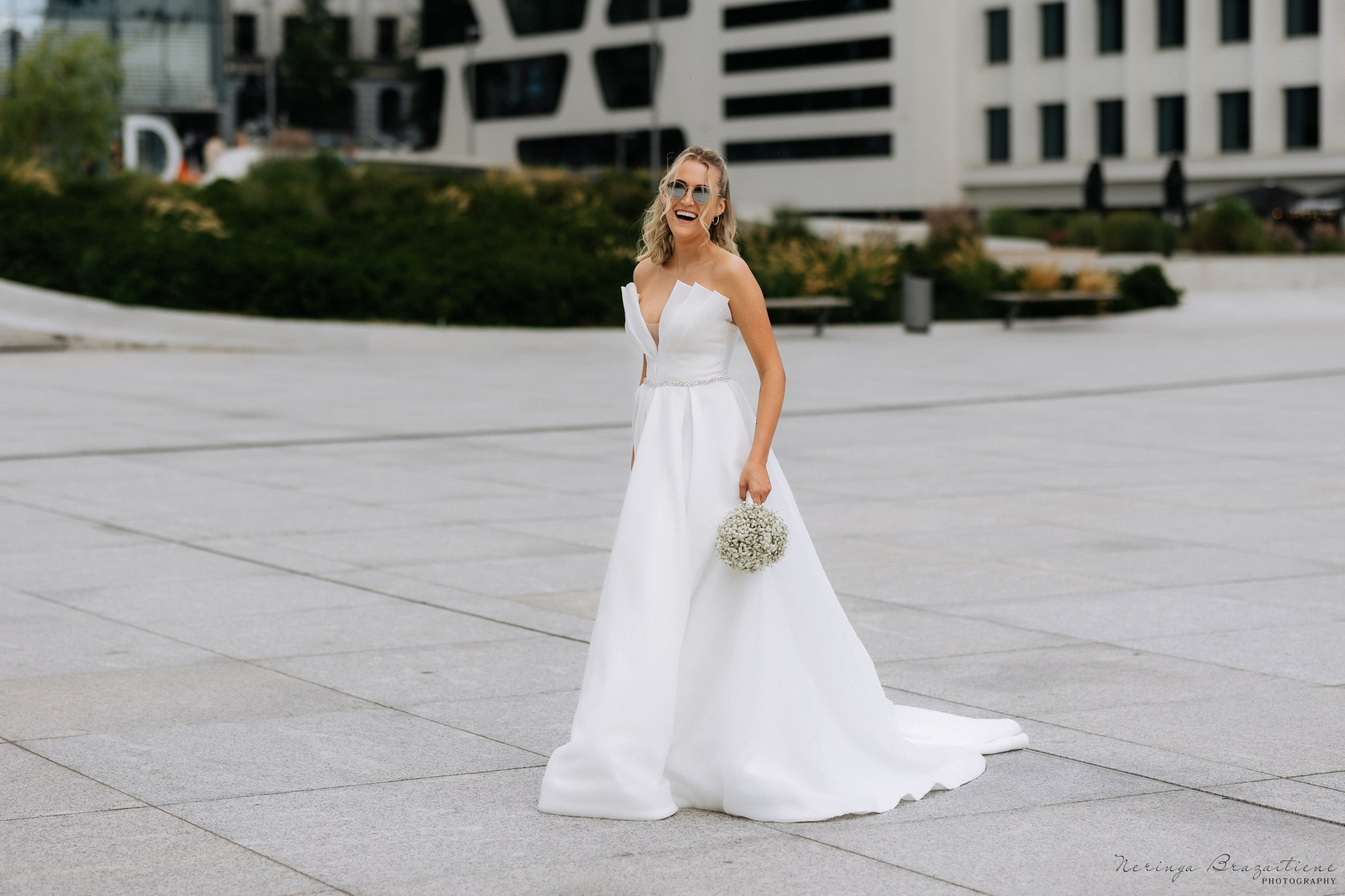 Vestuvinė fotosesija Kaune, Vienybės aikštėje, prie Lietuvos banko