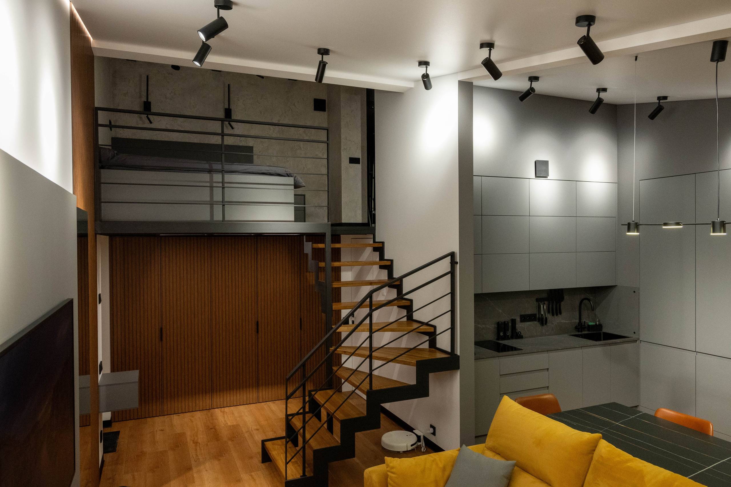 The apartment is on two levels. Fotograf Dmitrii Donets