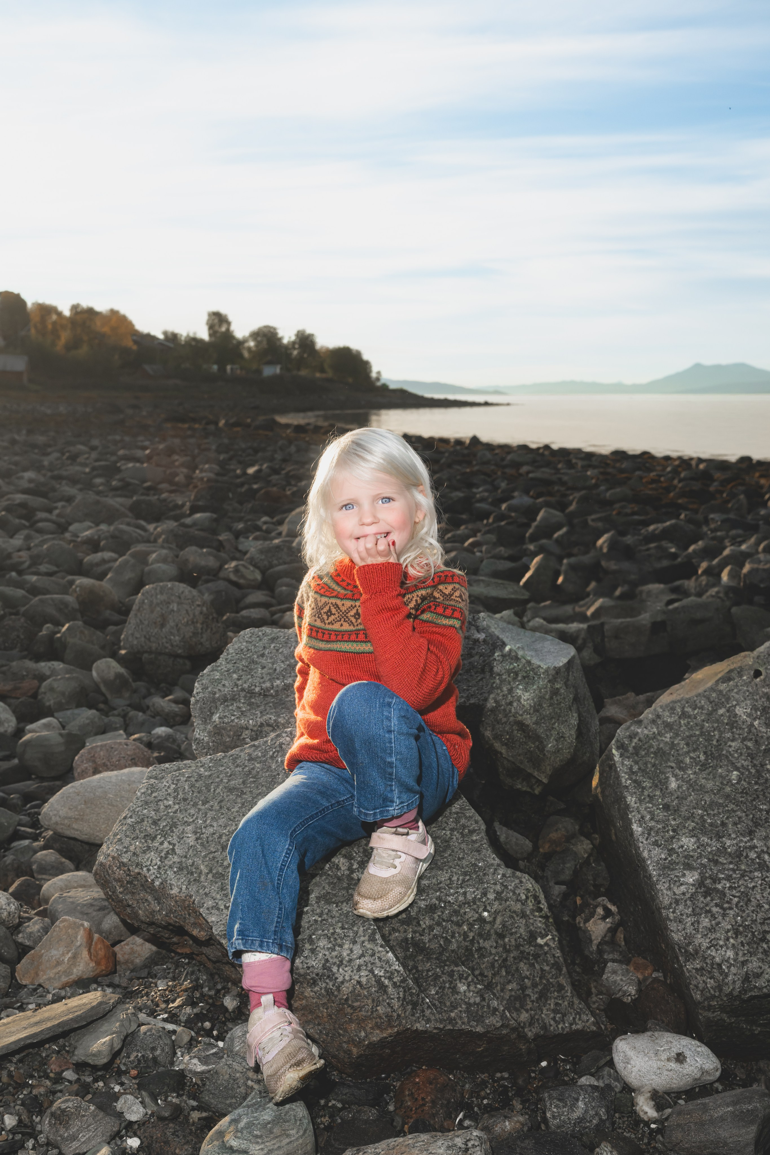 Naturlig barneportrett i Ballangens skog og natur
